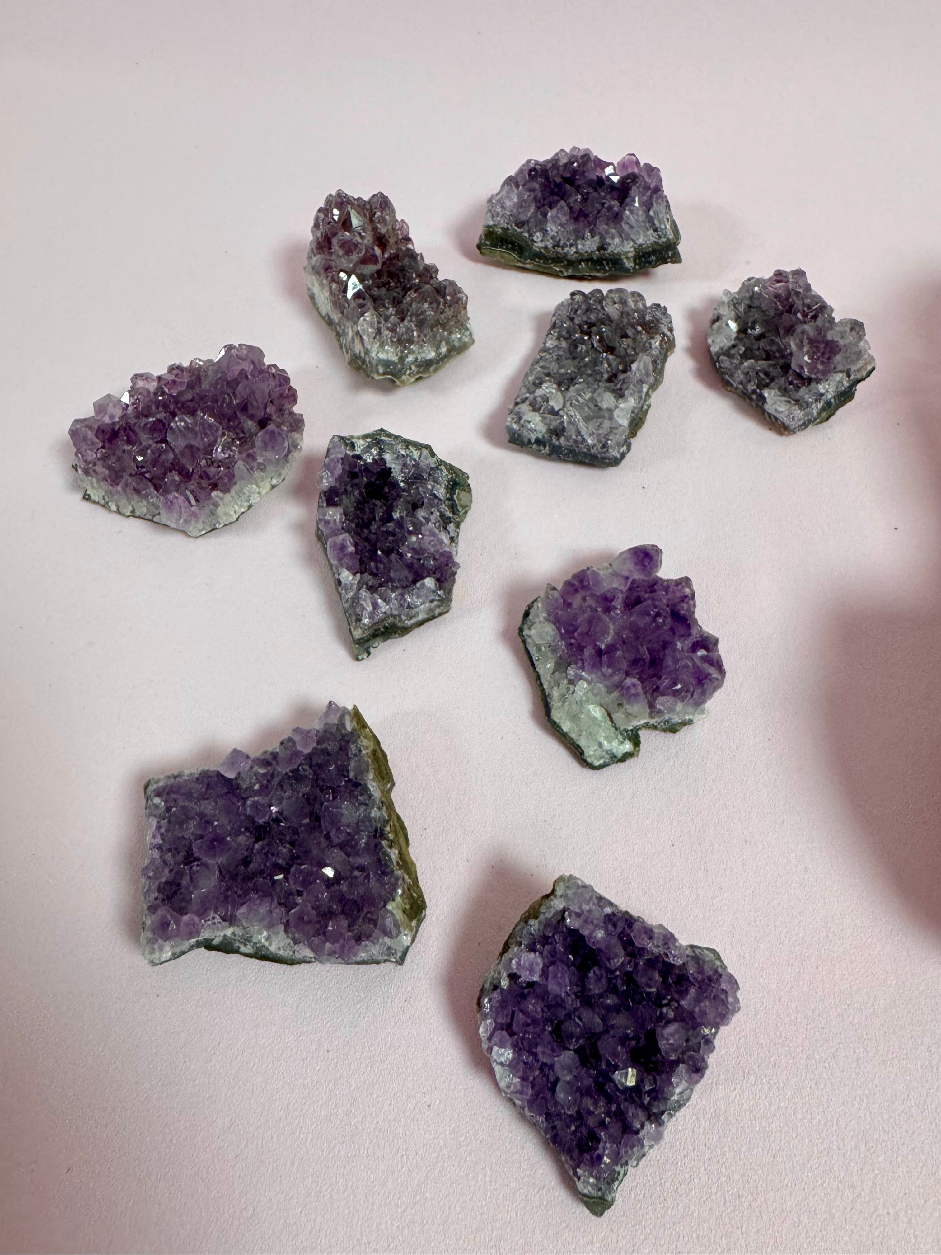 Ametyst Klynge ☾ RO, HEALING & SELVKÆRLIGHED ☾ 5-7 cm. / MAANESOESTER.DK / MÅNESØSTER.DK / MÅNESØSTER KRYSTALLER HORSENS VITUS BERINGS PLADS 4