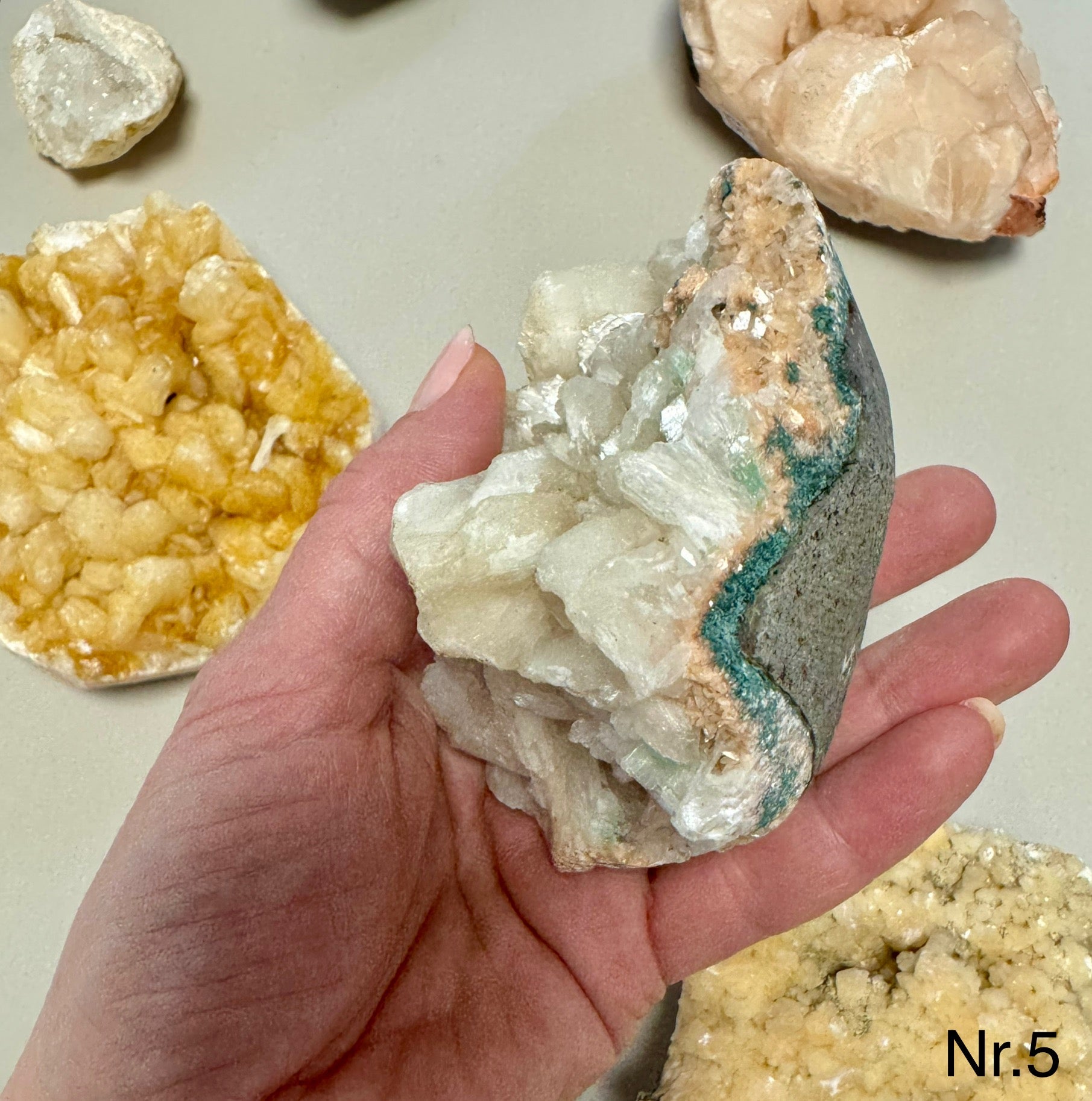 Zeolit apophyllit med stilbit Klynge 𓂀 Hvis du arbejder med Healing, er denne sten et fantastisk redskab. beskytter mod energidrænene påvirkning, udvikler dine intuitive evner og hjælper dig til at træde ud af dit ego og lade energi flyde let