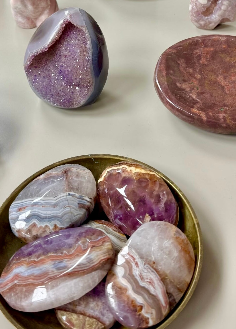 Ametyst Agat Palmstone - En håndsten af ametyst agat med en vægt på 130 gram, perfekt som spirituel krystal til meditation, healing eller energiarbejde.