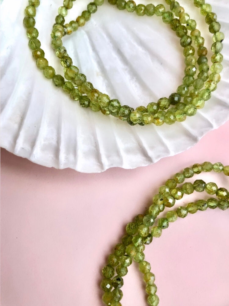 Månesøster Krystaller Facetteret Peridot 𓂀 Armbånd ☾ OVERFLOD, HARMONI & LYKKE ☾ 4mm