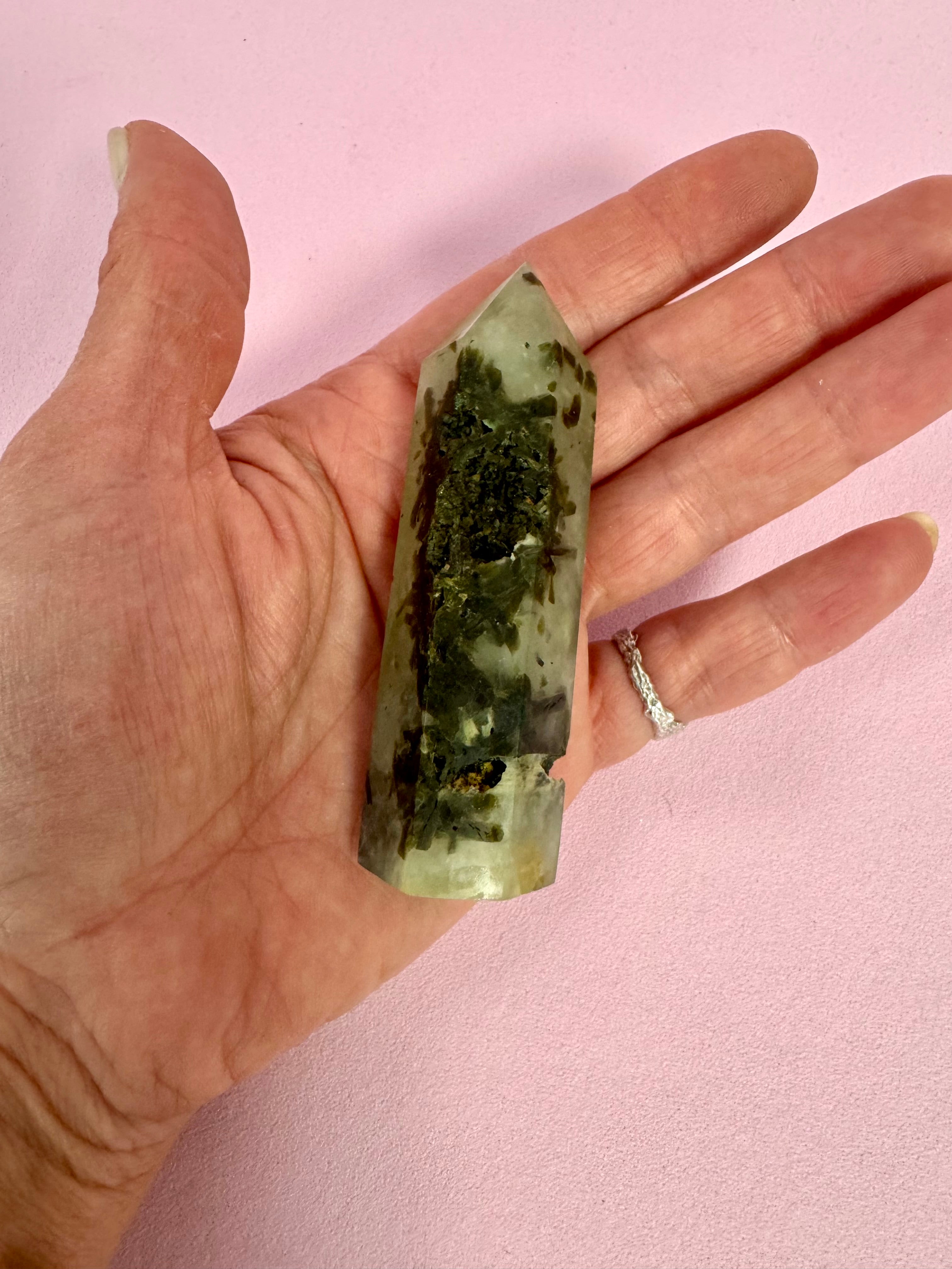 Prehnit med Epidot – Healing, vækst & hjertets visdom