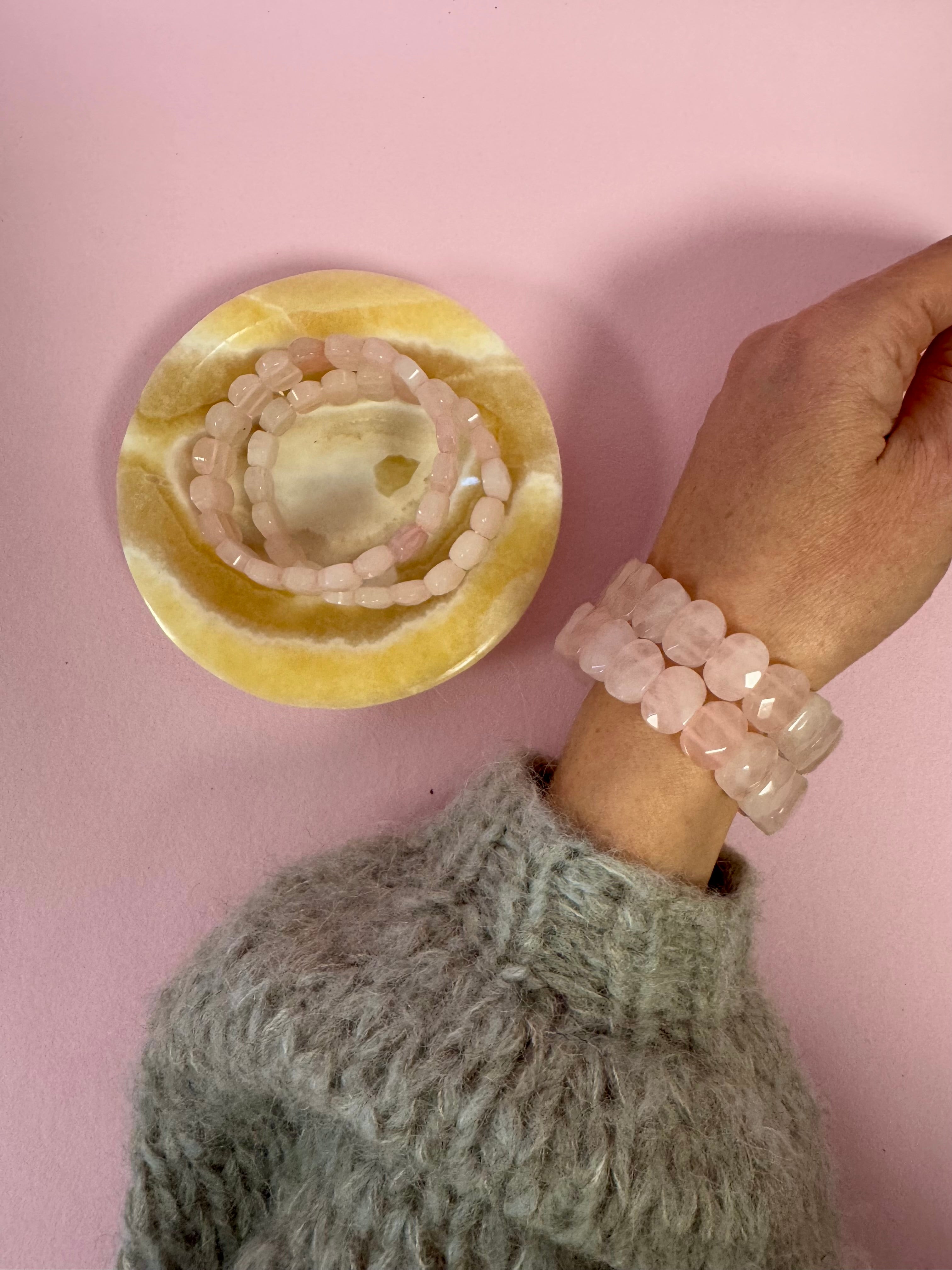 Rosenkvarts armbånd med bredde, facetterede sten ♡ Ubetinget Kærlighed & Balance Mellem Yin & Yang ♡