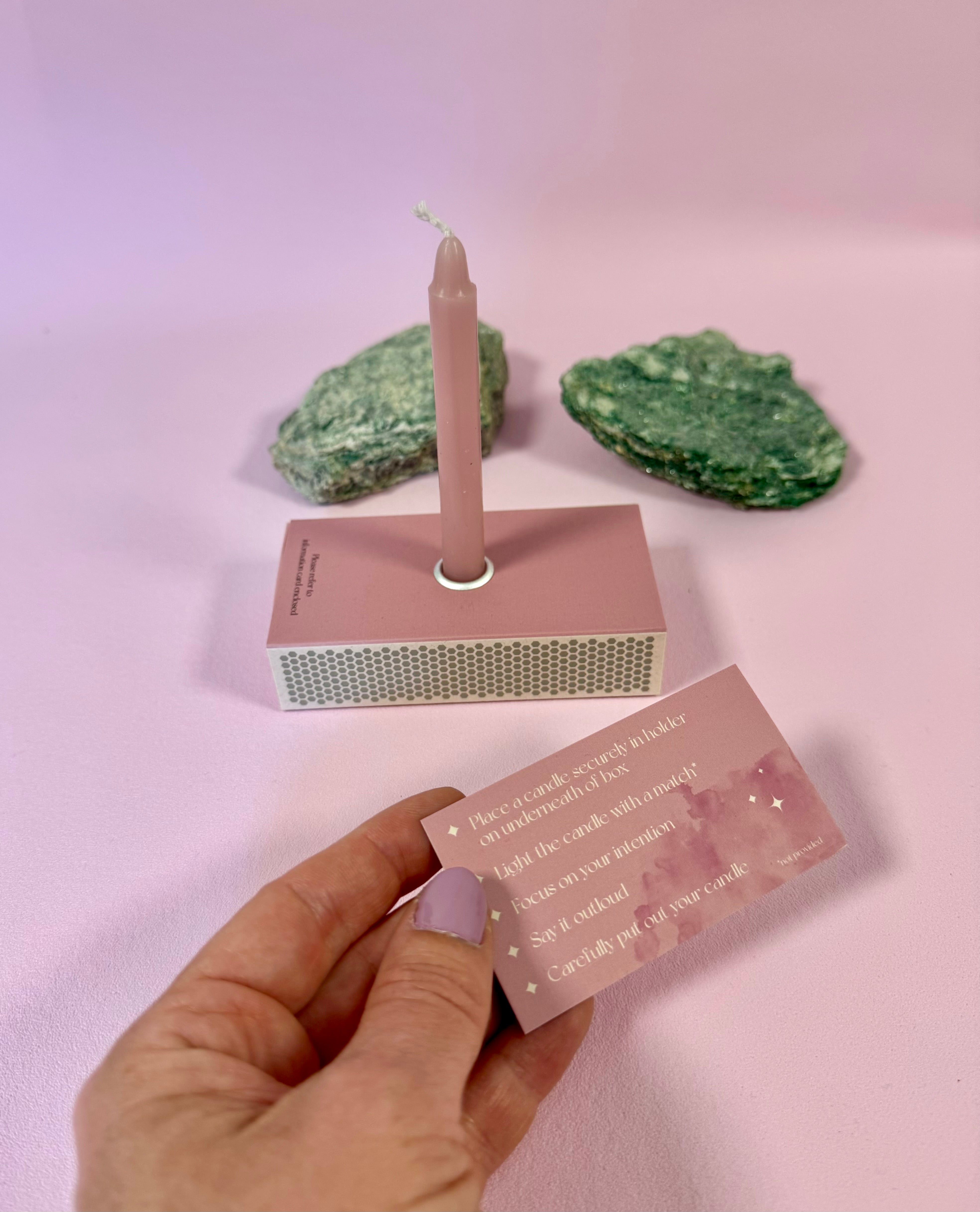 Månesøster Krystaller - Love Spell ☾ Magisk Kærligheds formular & 3 lys i en æske ☾ SPELL CANDLES ☾