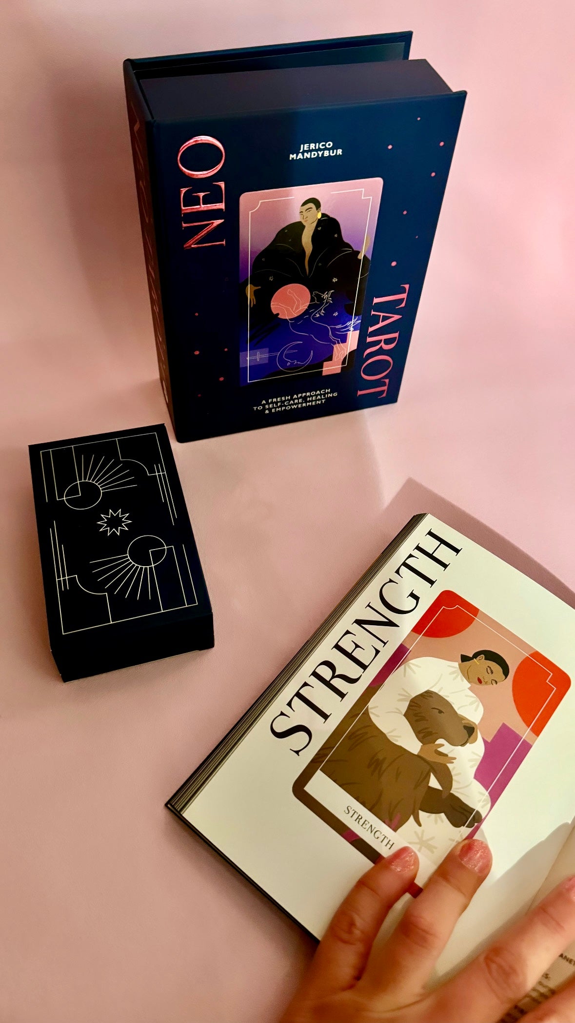 Månesøster Krystaller - Tarotkort - Neo Tarot - A Fresh Approach to Self-Care, Healing & Empowerment - Tarot & Guidebook af Jerico Mandybur