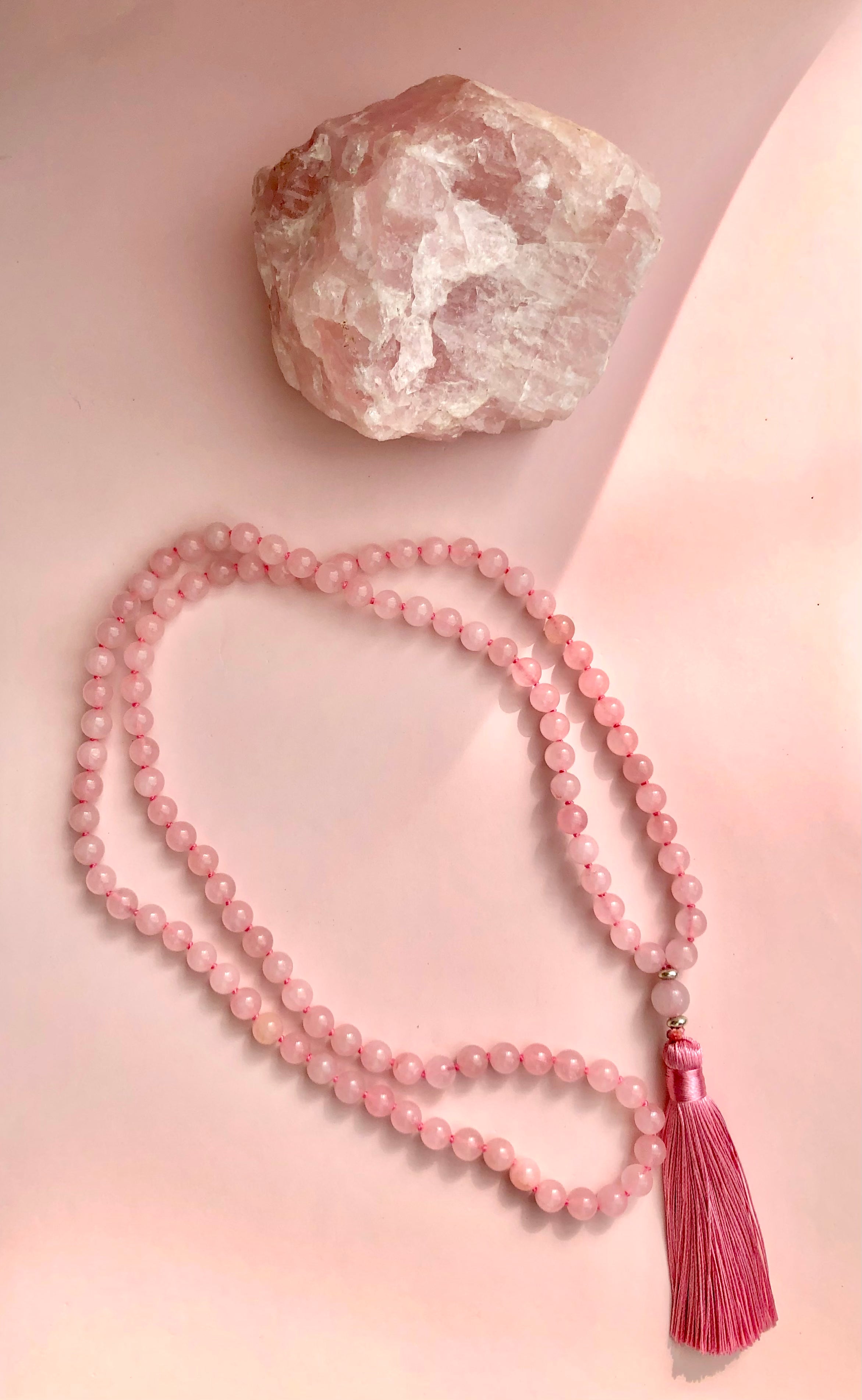Månesøster Krystaller Rosenkvarts Rosa Kvarts Mala Kæde Mantra - Jeg er omgivet af universel kærlighed, jeg tiltrækker kærlighed og positiv energi, mine feminine & maskuline poler er i harmoni, Jeg er tillidsfuld og tryg, jeg ved at jeg er beskyttet Halskæde Rosakvarts