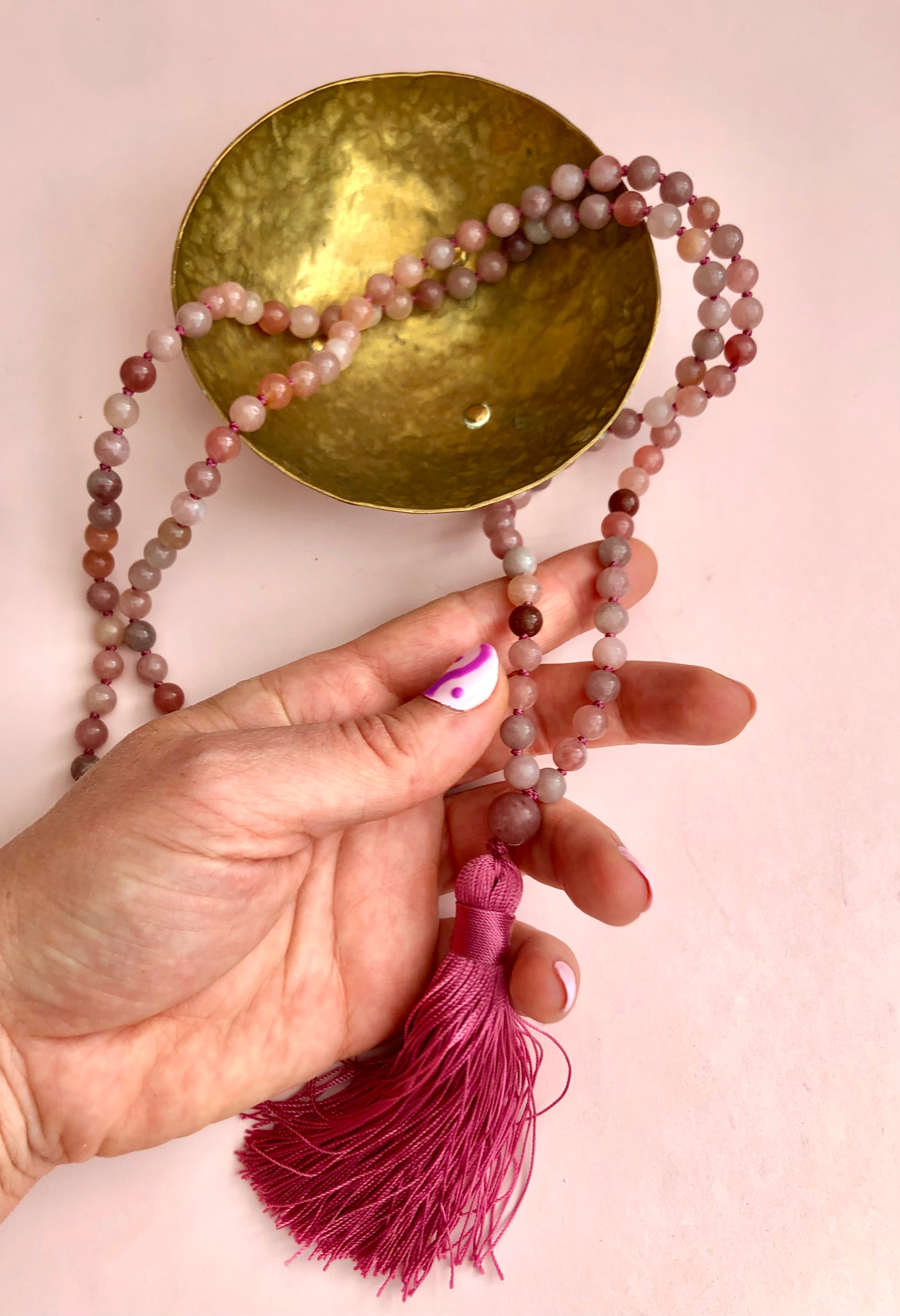 Månesøster Krystaller - Lepidolit Halskæde - Mala Kæde ☾ Mantra “Jeg Er i Balance, Jeg Tilgiver Mig Selv, Jeg Er Tryg” vælg mellem lilla eller pink kvast