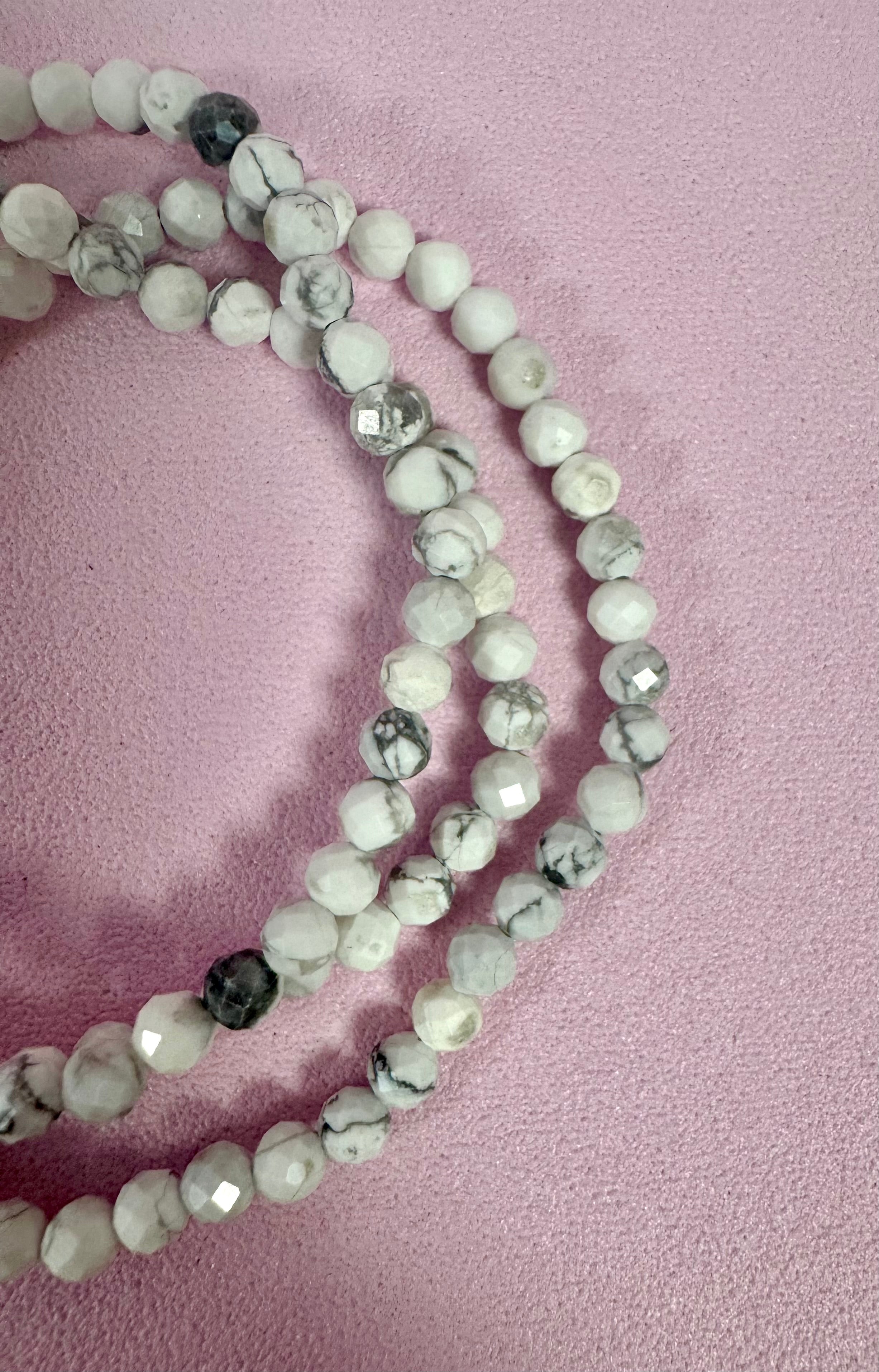 Howlit facetteret Armbånd ☽ Følelsesmæssig Healing, Inspiration, Kreativitet, Tålmodighed, Ro, Bevidsthed, Fred og Oplysning ☽
