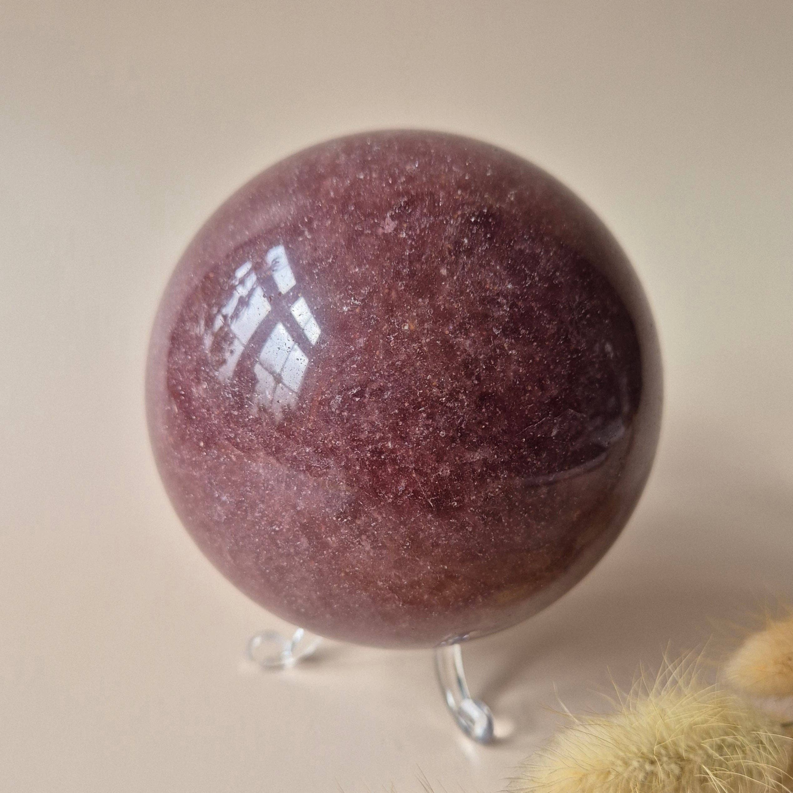 XL krystalkugle i jordbærkvarts 90 mm – ædelstenssfære 1060 g