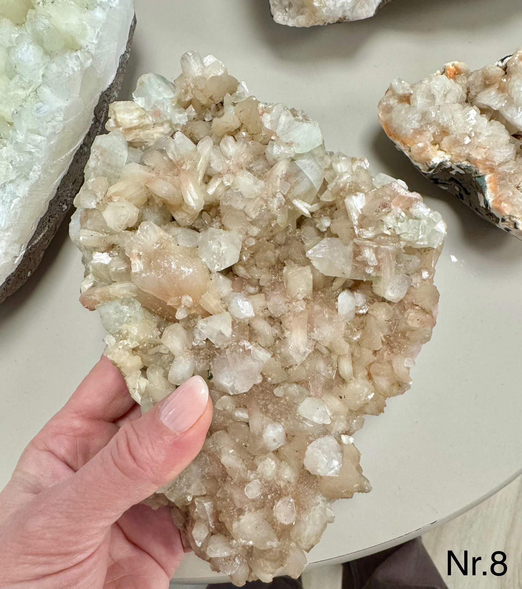 Zeolit apophyllit med stilbit Klynge 𓂀 Hvis du arbejder med Healing, er denne sten et fantastisk redskab. beskytter mod energidrænene påvirkning, udvikler dine intuitive evner og hjælper dig til at træde ud af dit ego og lade energi flyde let