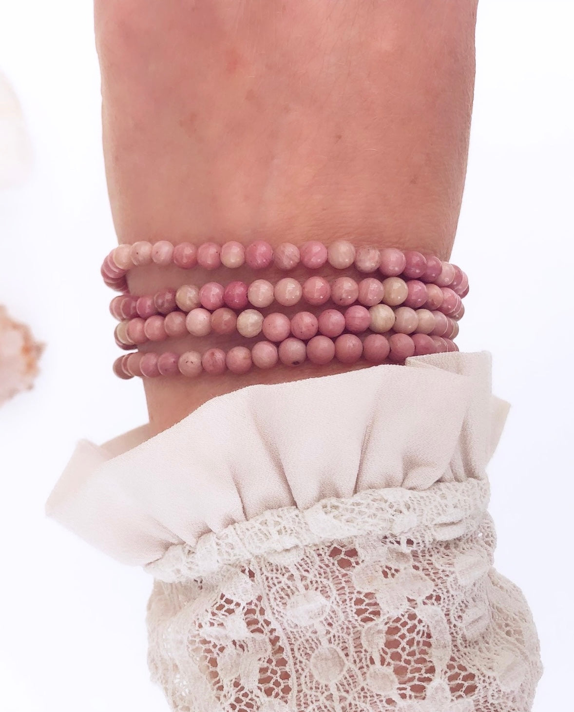 Månesøster Krystaller - Rhodonit Armbånd ☾ Ro, Selvtillid, Empati, Taknemmelighed, Positivitet, Ydmyghed, Indre Vej ☾ (4 mm.) MÅNESØSTER.DK / MAANESOESTER.DK