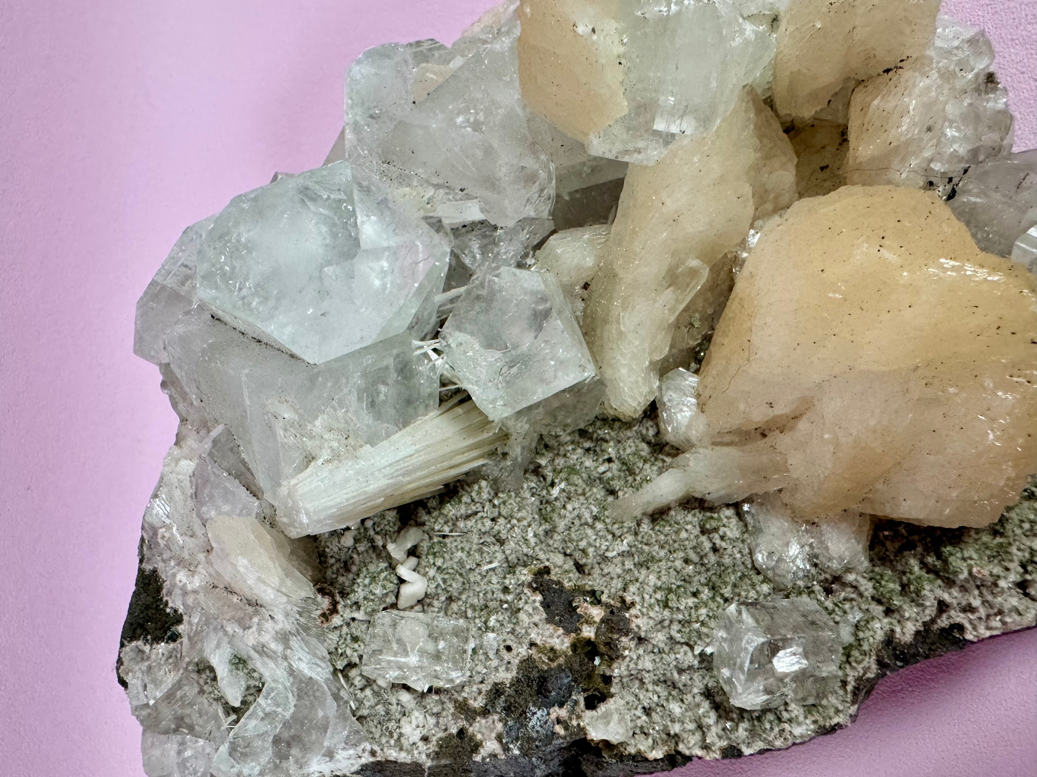 Stor Apophyllit klynge – Zeolit med stilbit nr. 111 - beskytter mod energidrænene påvirkning, udvikler dine intuitive evner og hjælper dig til at træde ud af dit ego og lade energi flyde let𓂀