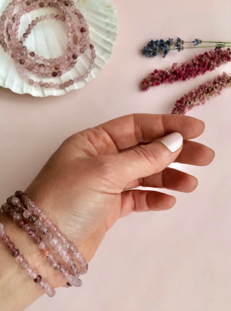 Månesøster Krystaller Jordbær Kvarts Armbånd Feminin power, positivitet, moderskab, kraftfuld kærligheds vibration & lidenskab (4mm)