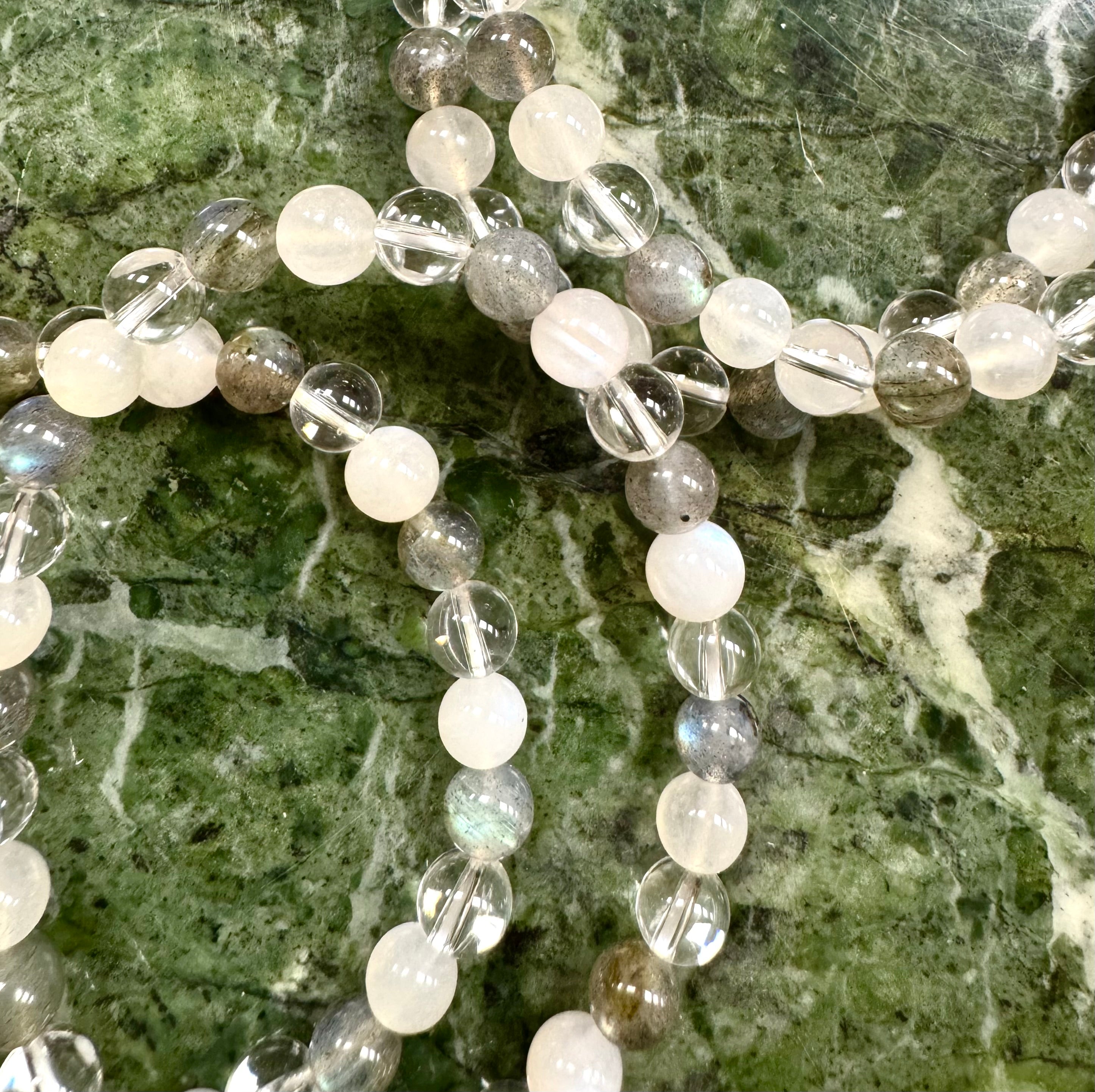 Spirituel Energi - Armbånd - med Månesten, Labradorit & Bjergkrystal ☾ (6mm.) / MAANESOESTER.DK / MÅNESØSTER.DK