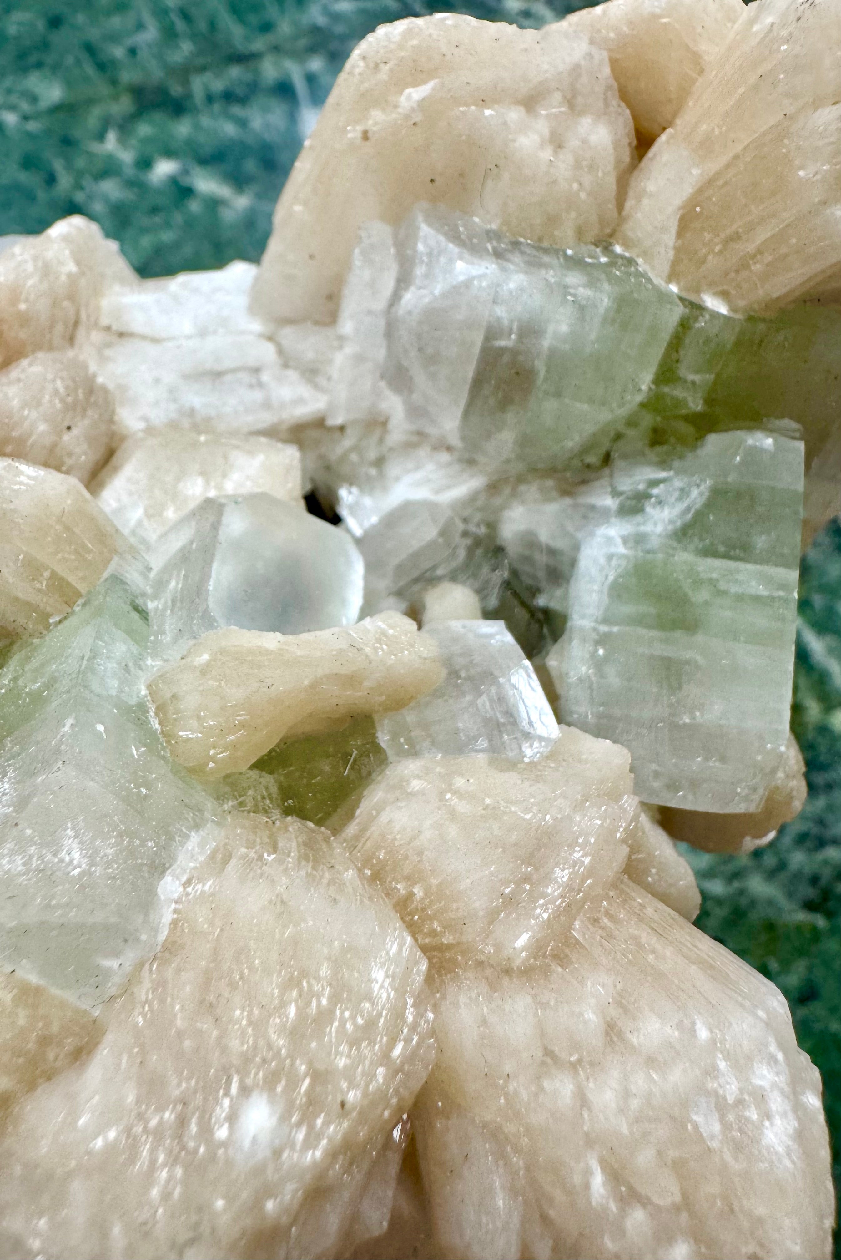 Apophyllit klynge – Zeolit med stilbit nr. 444 - beskytter mod energidrænene påvirkning, udvikler dine intuitive evner og hjælper dig til at træde ud af dit ego og lade energi flyde let𓂀