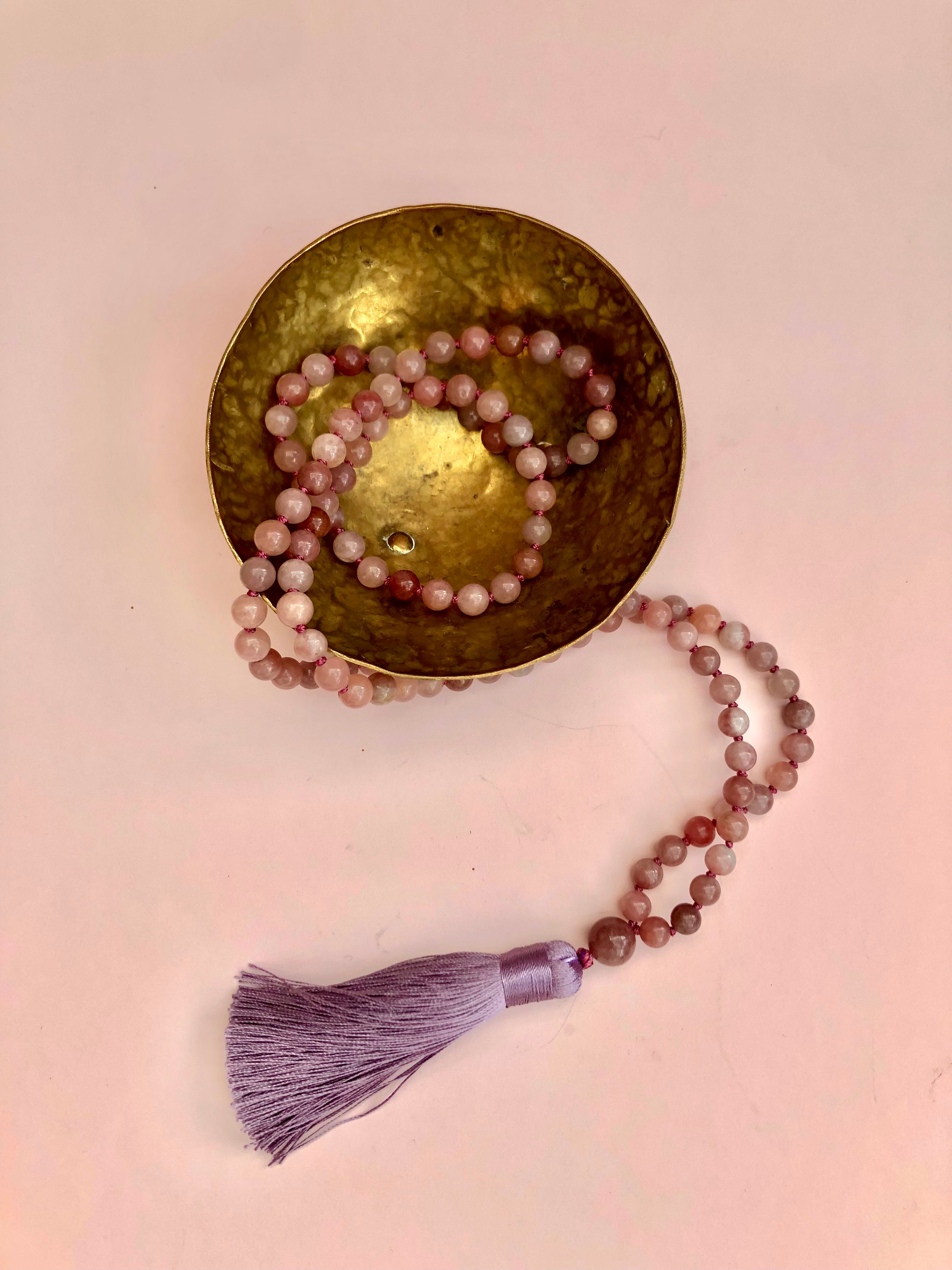 Månesøster Krystaller - Lepidolit Halskæde - Mala Kæde ☾ Mantra “Jeg Er i Balance, Jeg Tilgiver Mig Selv, Jeg Er Tryg” vælg mellem lilla eller pink kvast