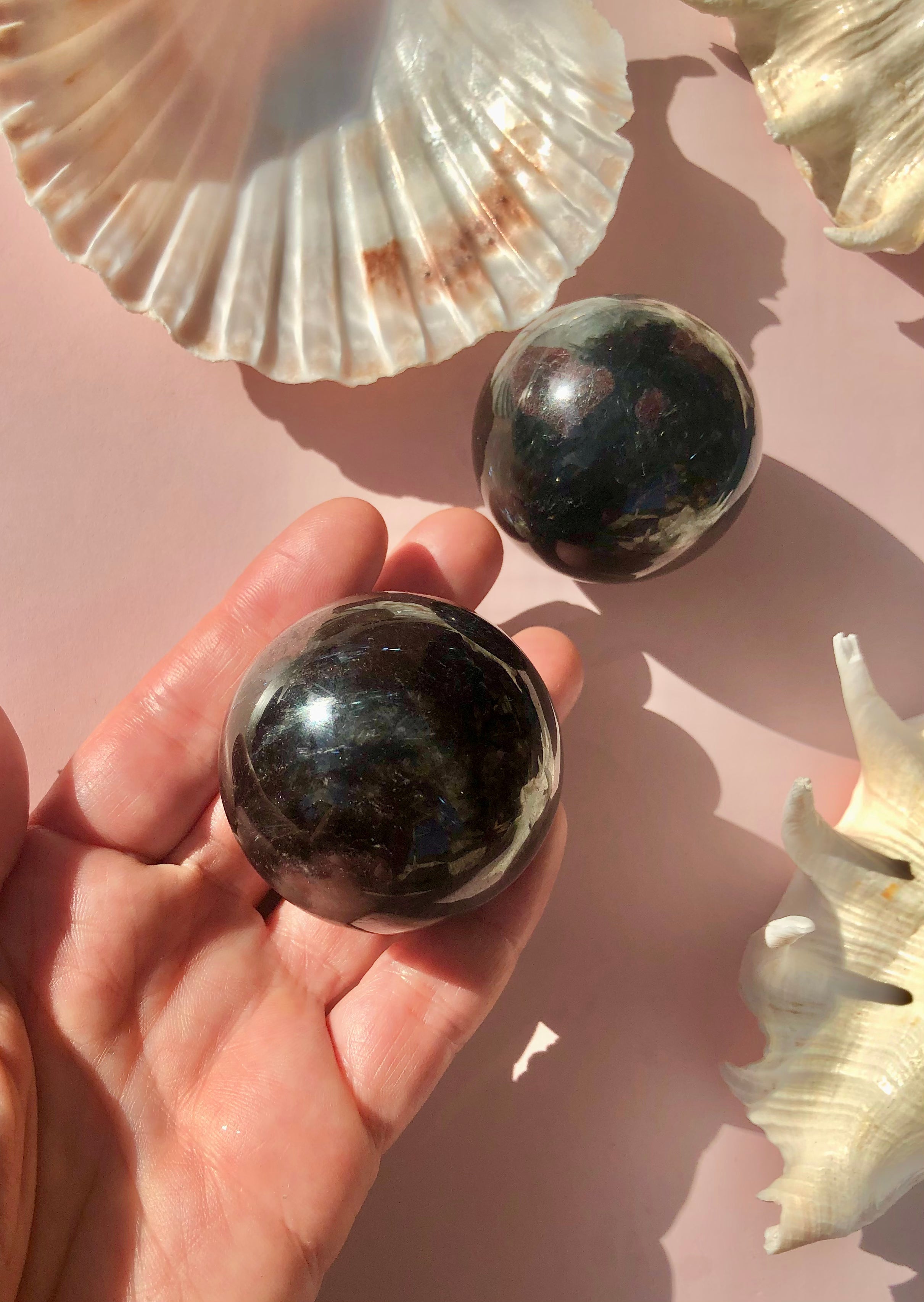 Granat i Astrophyllit Kugle ☾ “kærlighed, seksualitet & Kundalini
☾ 5 cm