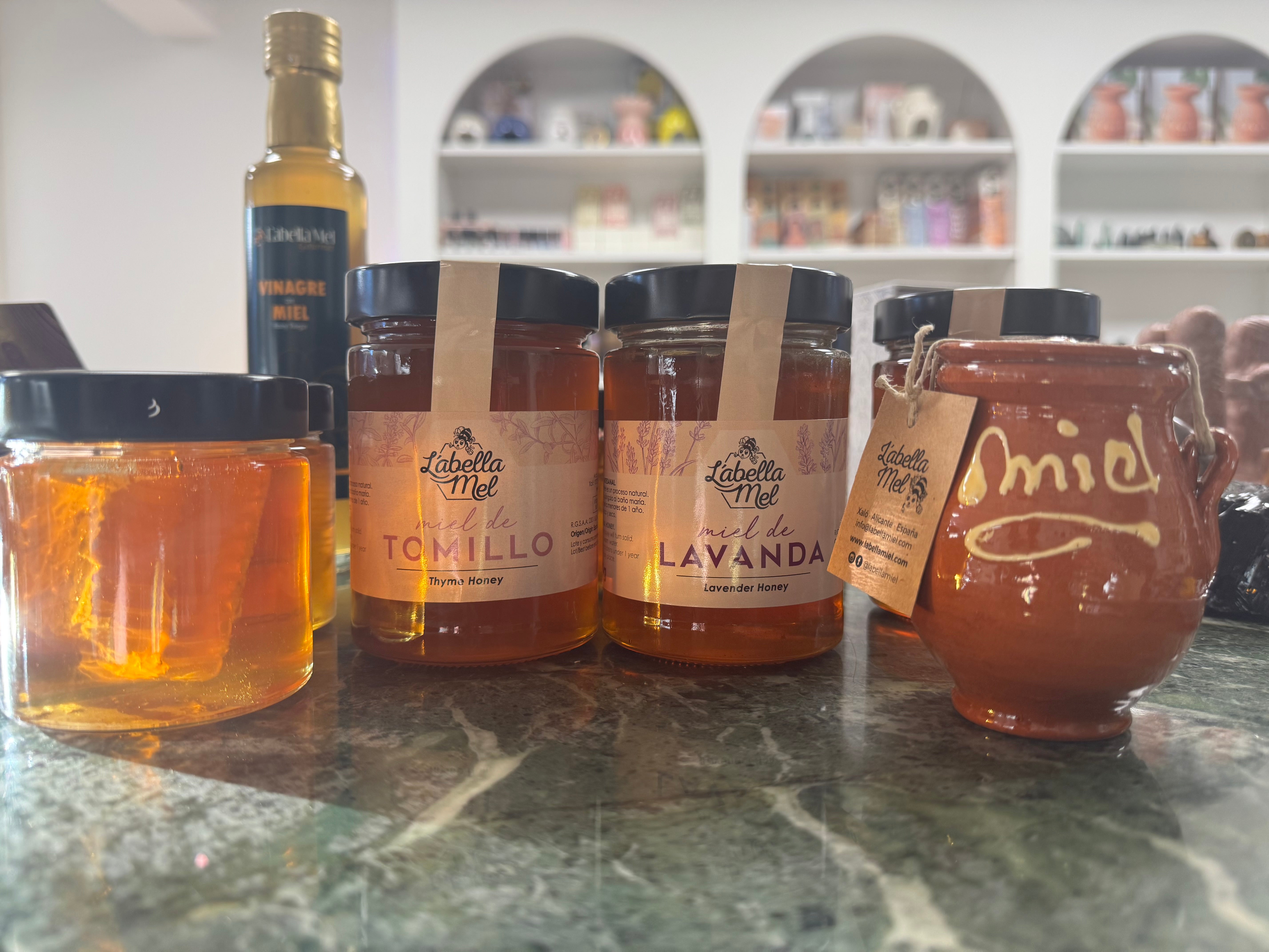 Månesøster Krystaller - Lerkrukke med rå honning fra La Bella Mel - 150 gram / MÅNESØSTER.DK / MAANESOESTER.DK