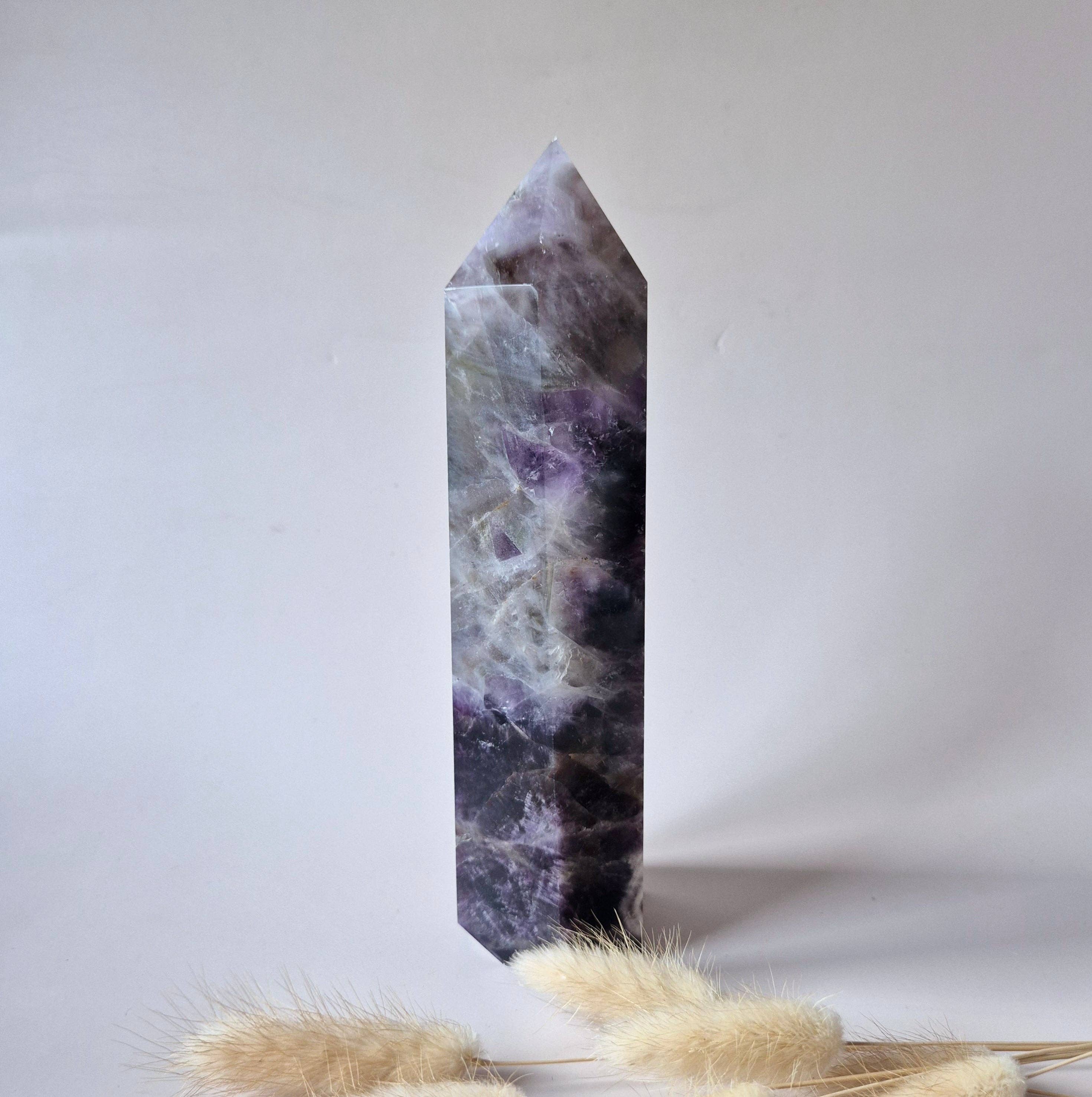 XXL Dream Ametyst Tårn - Kraft og spirituel ro i ét imponerende tårn af Dream Ametyst, vægt: 928 gram, mål: 20 cm høj