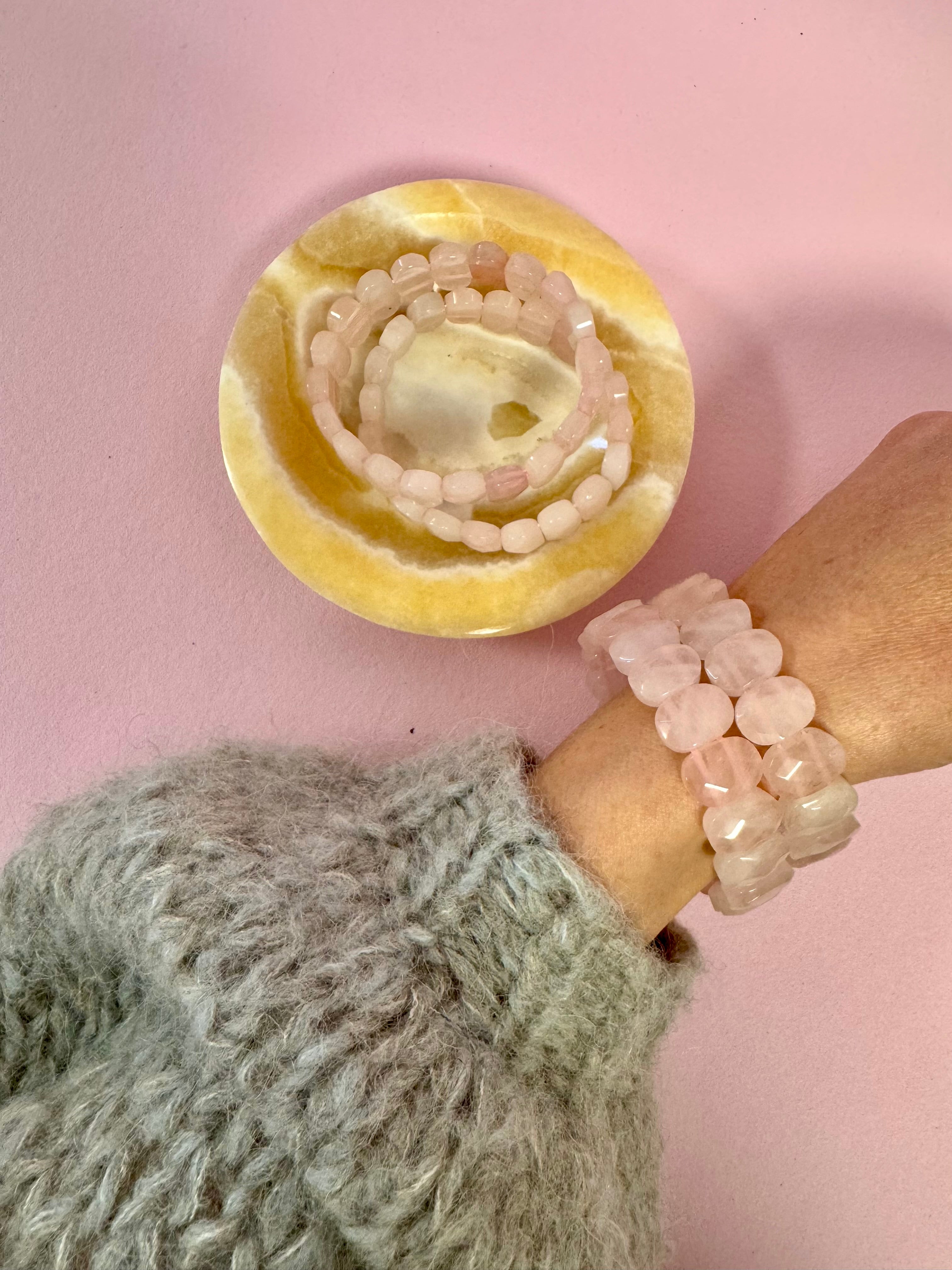 Rosenkvarts armbånd med bredde, facetterede sten ♡ Ubetinget Kærlighed & Balance Mellem Yin & Yang ♡