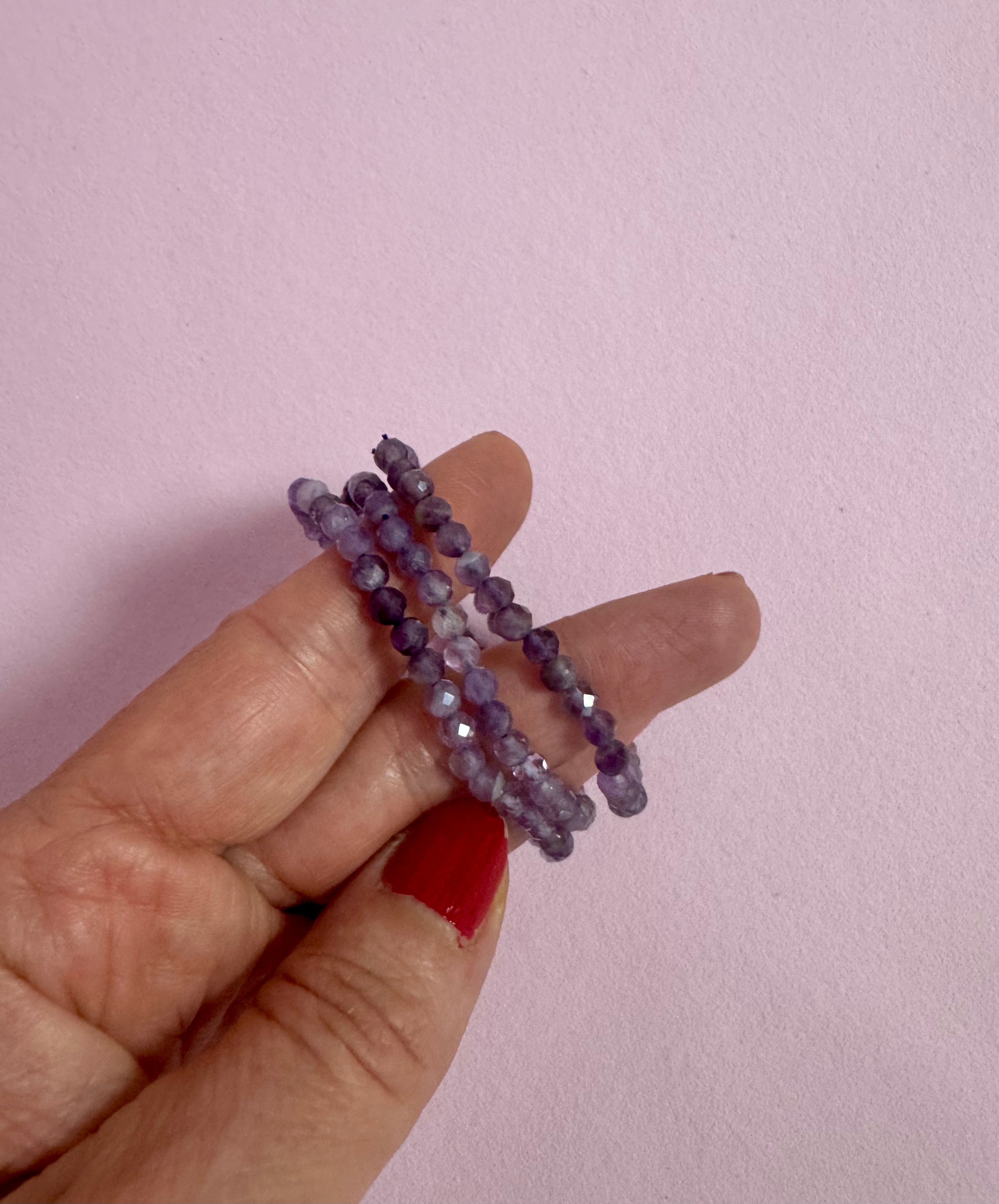 Facetteret Ametyst Armbånd ☾ RO, HEALING & SELVKÆRLIGHED ☾ 4 mm. Facet Perler / MAANESOESTER.DK / MÅNESØSTER.DK