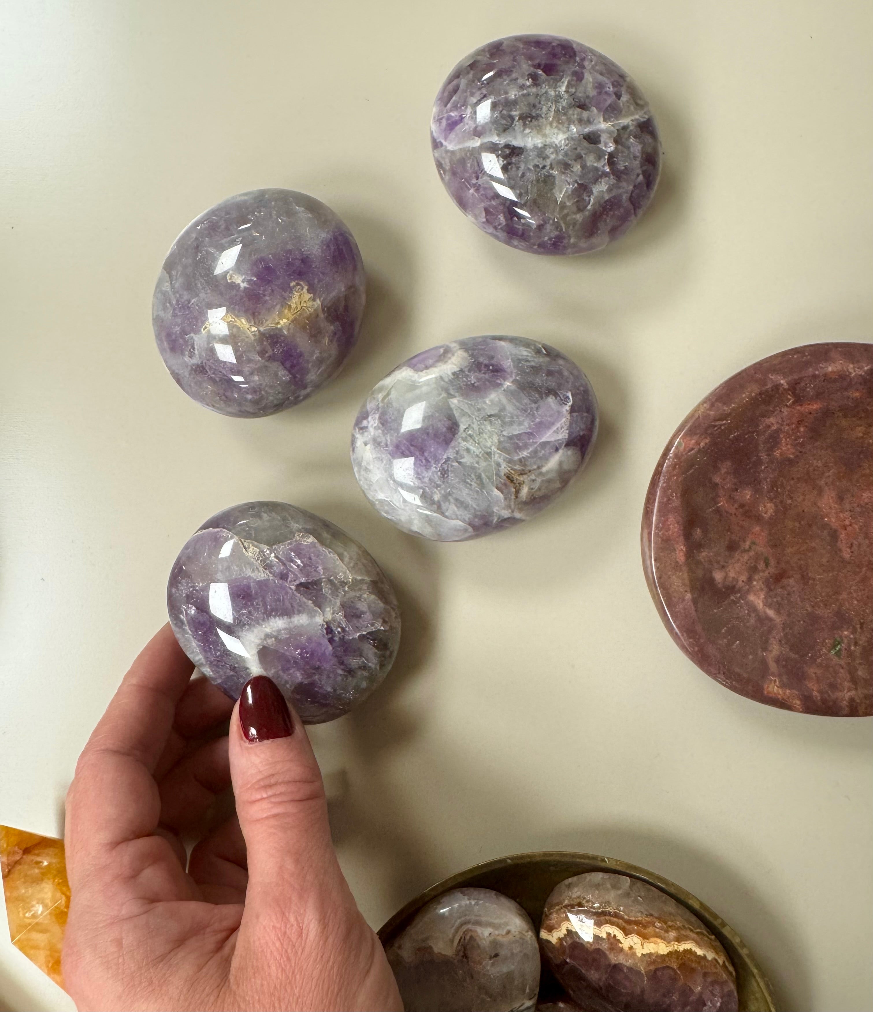 Palmstone i Ametyst (6–8 cm.) – Spirituel ro & beskyttelse – håndsten / bekymringssten