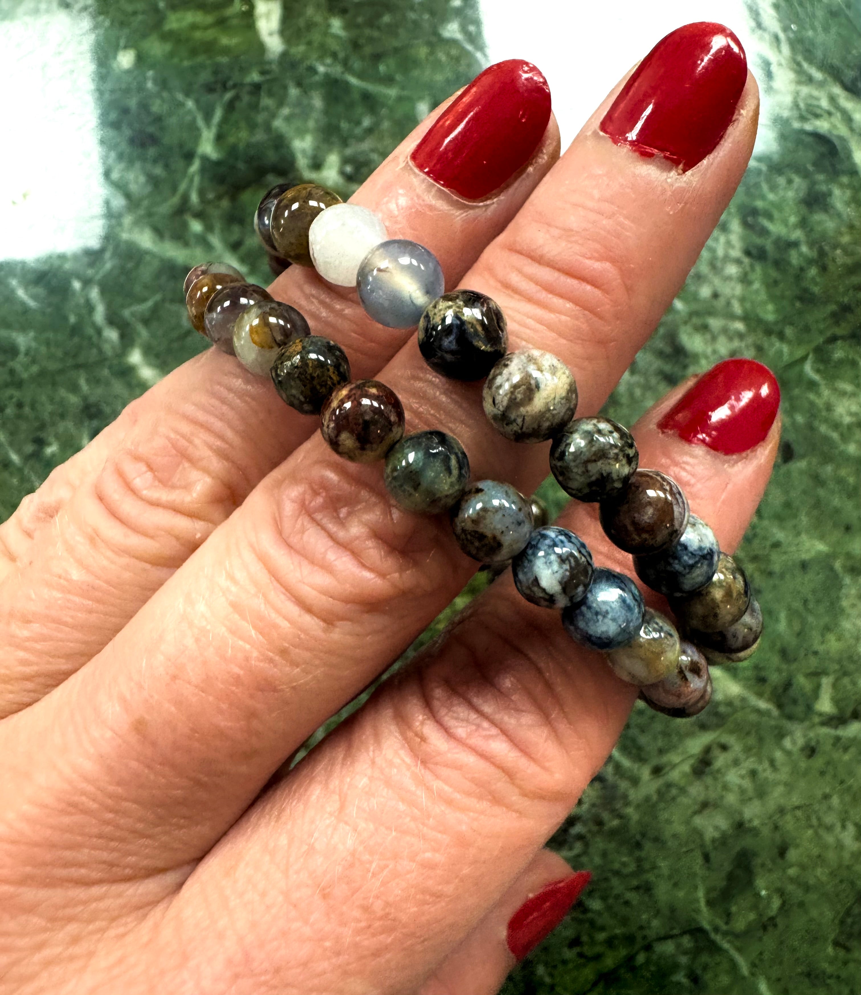 Pietersite armbånd 𓂀 bringer indestængte, undertrykte følelser og spændinger op til overfladen, lader det usagte & uudforskede bryde ud i en følelsesmæssig udstrømning, der renser luften & starter helingsprocessen - ca. 20 cm & 6mm