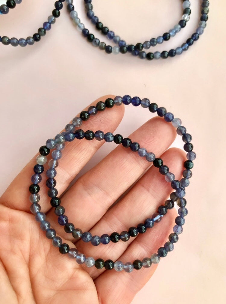 Månesøster Krystaller ☾ Blå Lolit Armbånd Find din sande vej, Kontakt til dit højere selv, transformation & eventyr 4mm