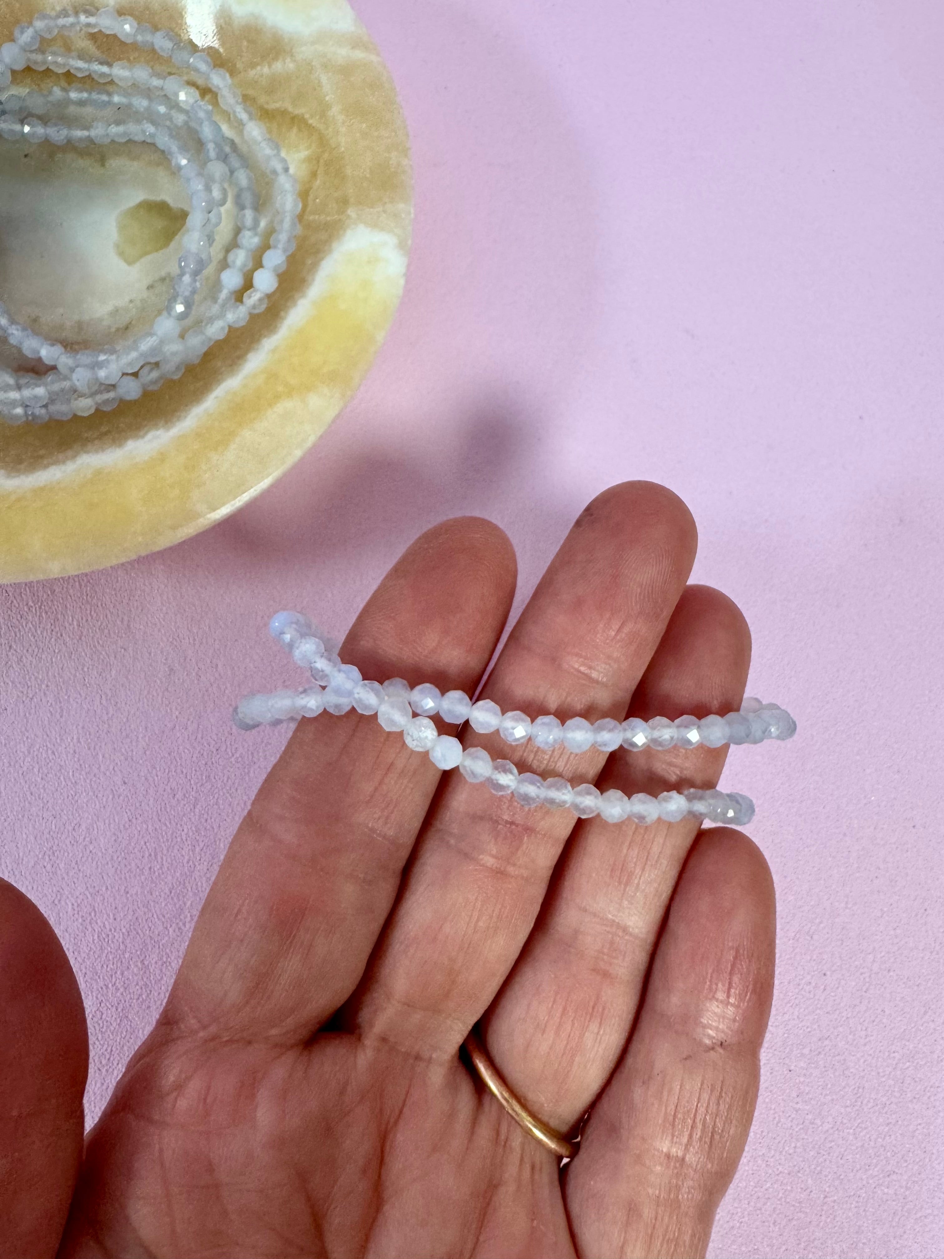 Månesøster Krystaller Horsens - Facetteret Kalcedon / blonde agat Armbånd ☽ Velvilje, generøsitet, fællesskab, balance, harmoni & fleksibilitet / MAANESOESTER.DK / MÅNESØSTER.DK