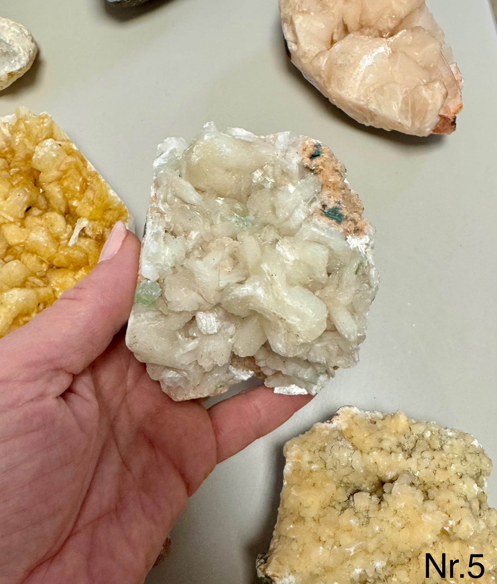 Zeolit apophyllit med stilbit Klynge 𓂀 Hvis du arbejder med Healing, er denne sten et fantastisk redskab. beskytter mod energidrænene påvirkning, udvikler dine intuitive evner og hjælper dig til at træde ud af dit ego og lade energi flyde let