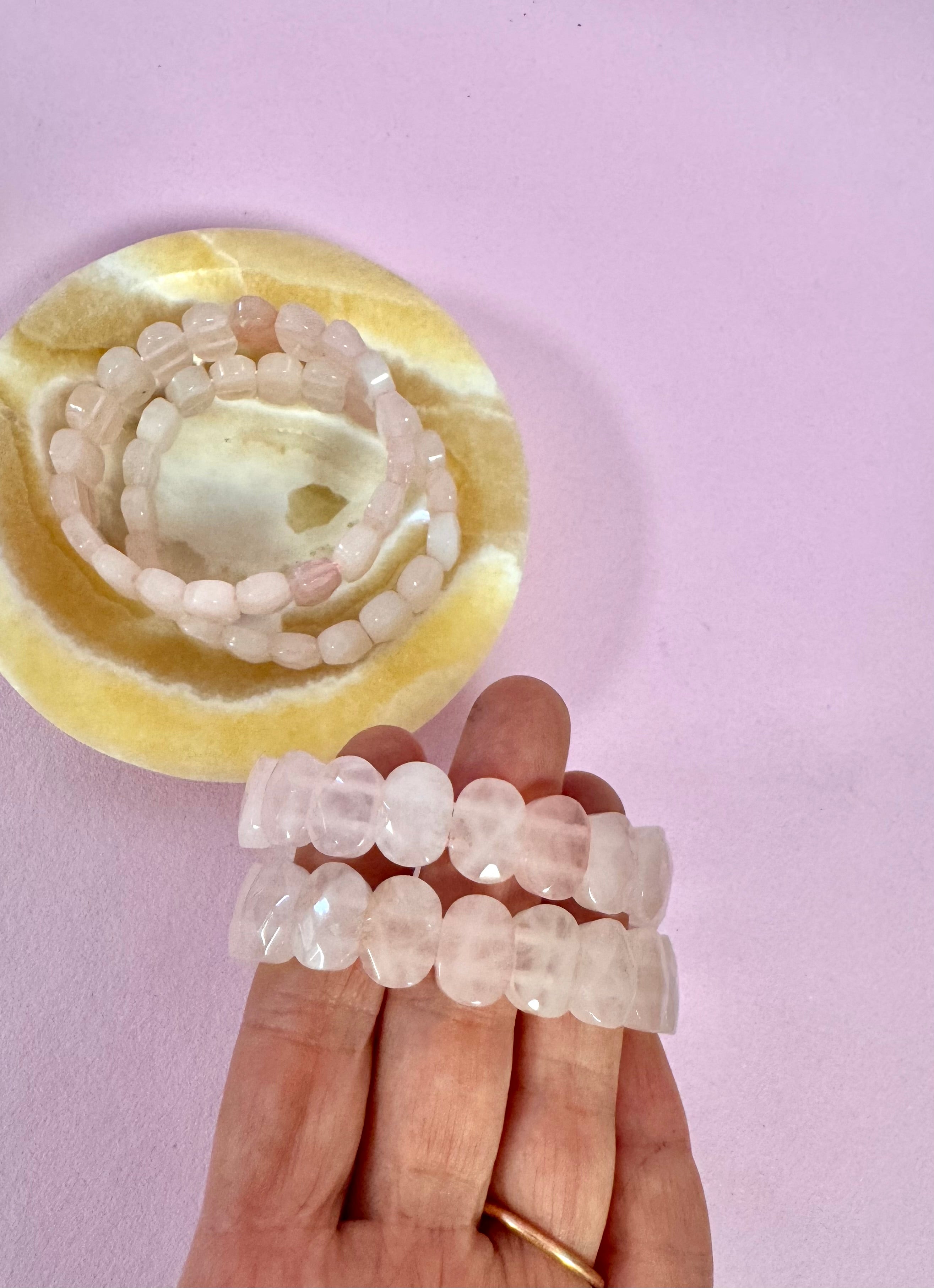 Rosenkvarts armbånd med bredde, facetterede sten ♡ Ubetinget Kærlighed & Balance Mellem Yin & Yang ♡