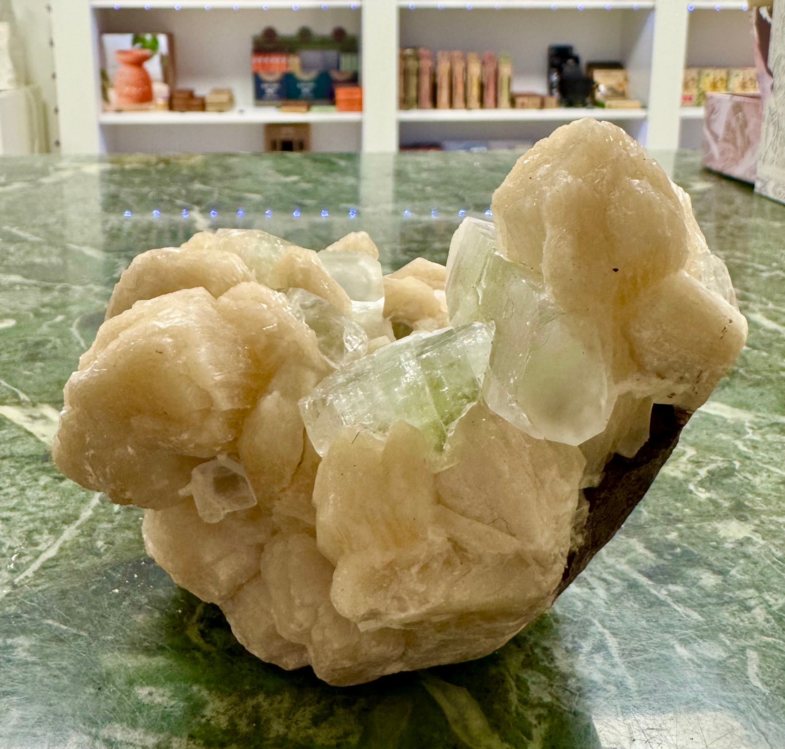 Apophyllit klynge – Zeolit med stilbit nr. 444 - beskytter mod energidrænene påvirkning, udvikler dine intuitive evner og hjælper dig til at træde ud af dit ego og lade energi flyde let𓂀