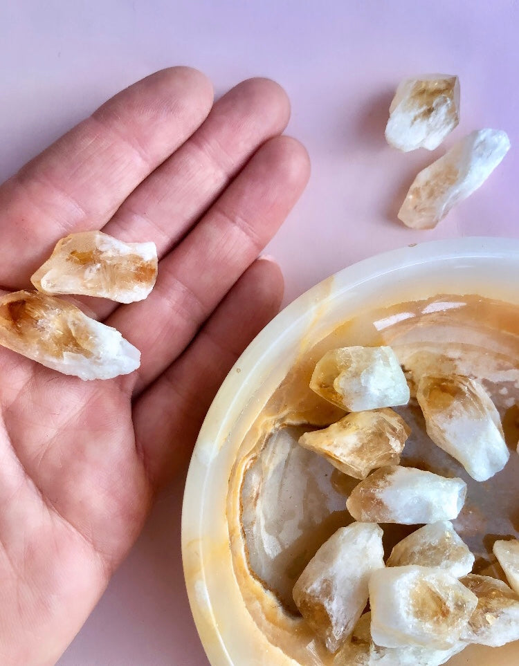 Rå lemurian Citrin Spids 𓂀 Lommesten ☾ MANiFESTATION, RIGDOM & LIVSGLÆDE ☾ 2-2,5 cm