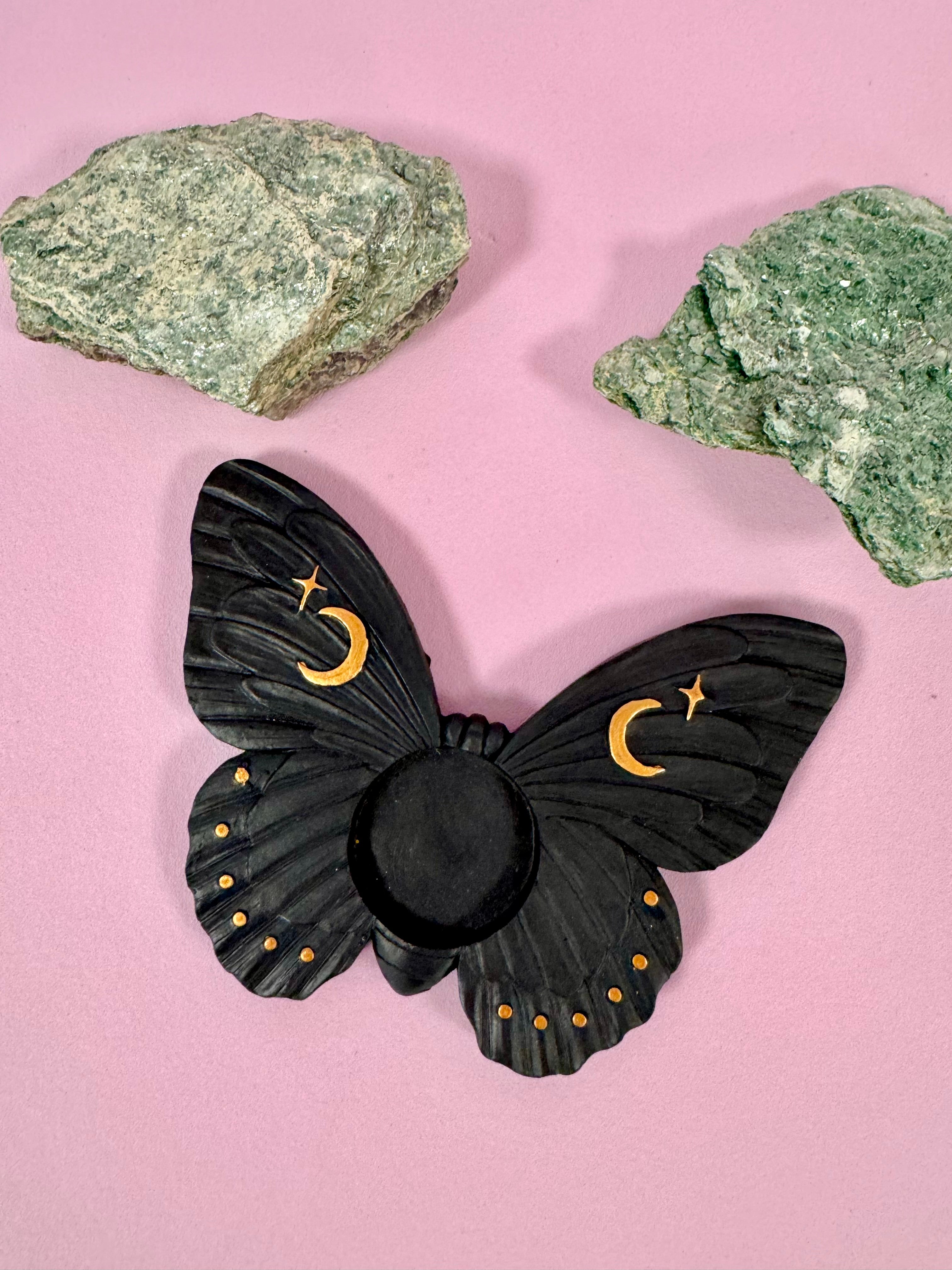 Månesøster Krystaller Black Moth Fyrfadsstage
