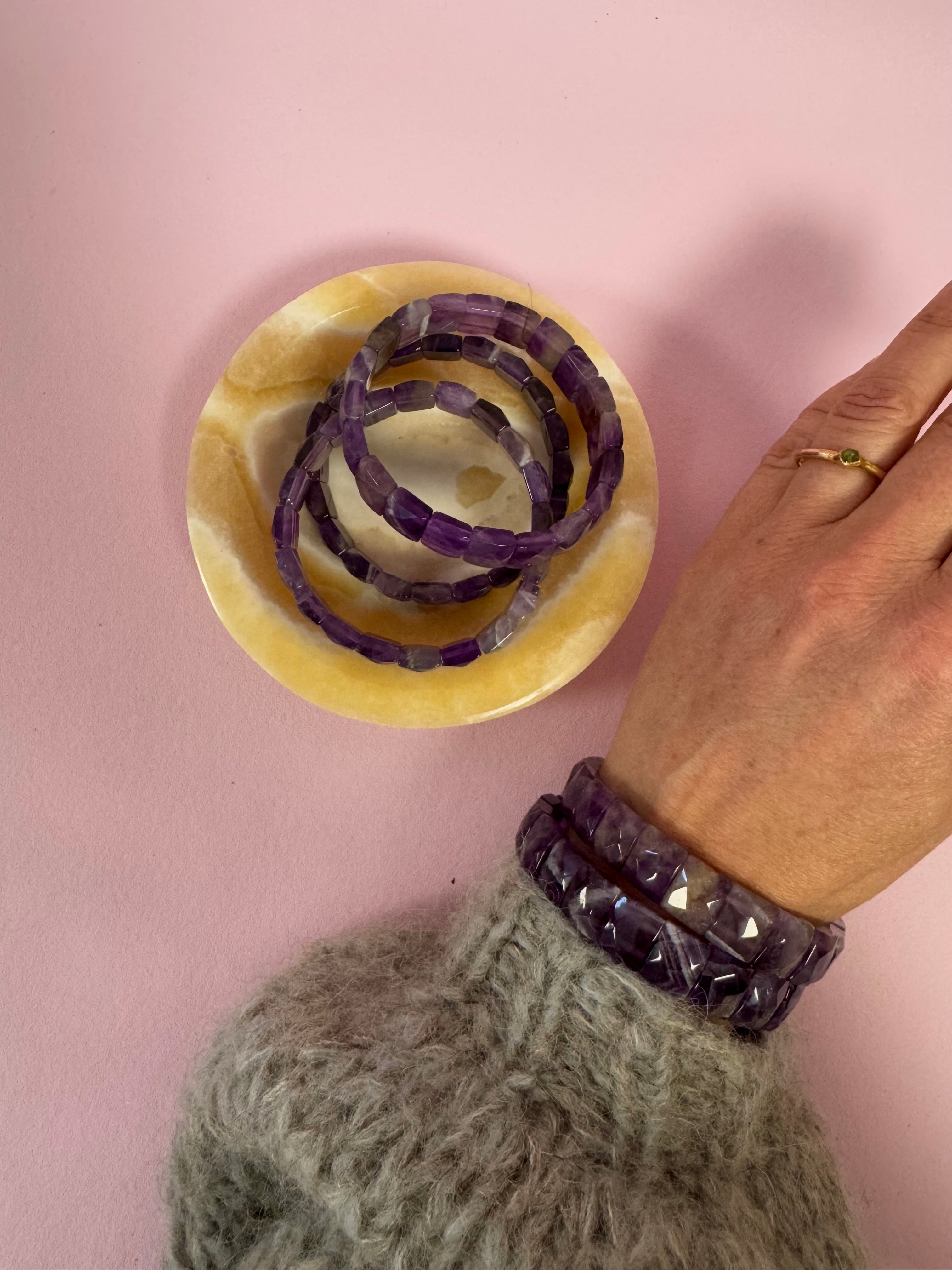 Ametyst armbånd med bredde, facetterede sten ☾ RO, HEALING & SELVKÆRLIGHED
