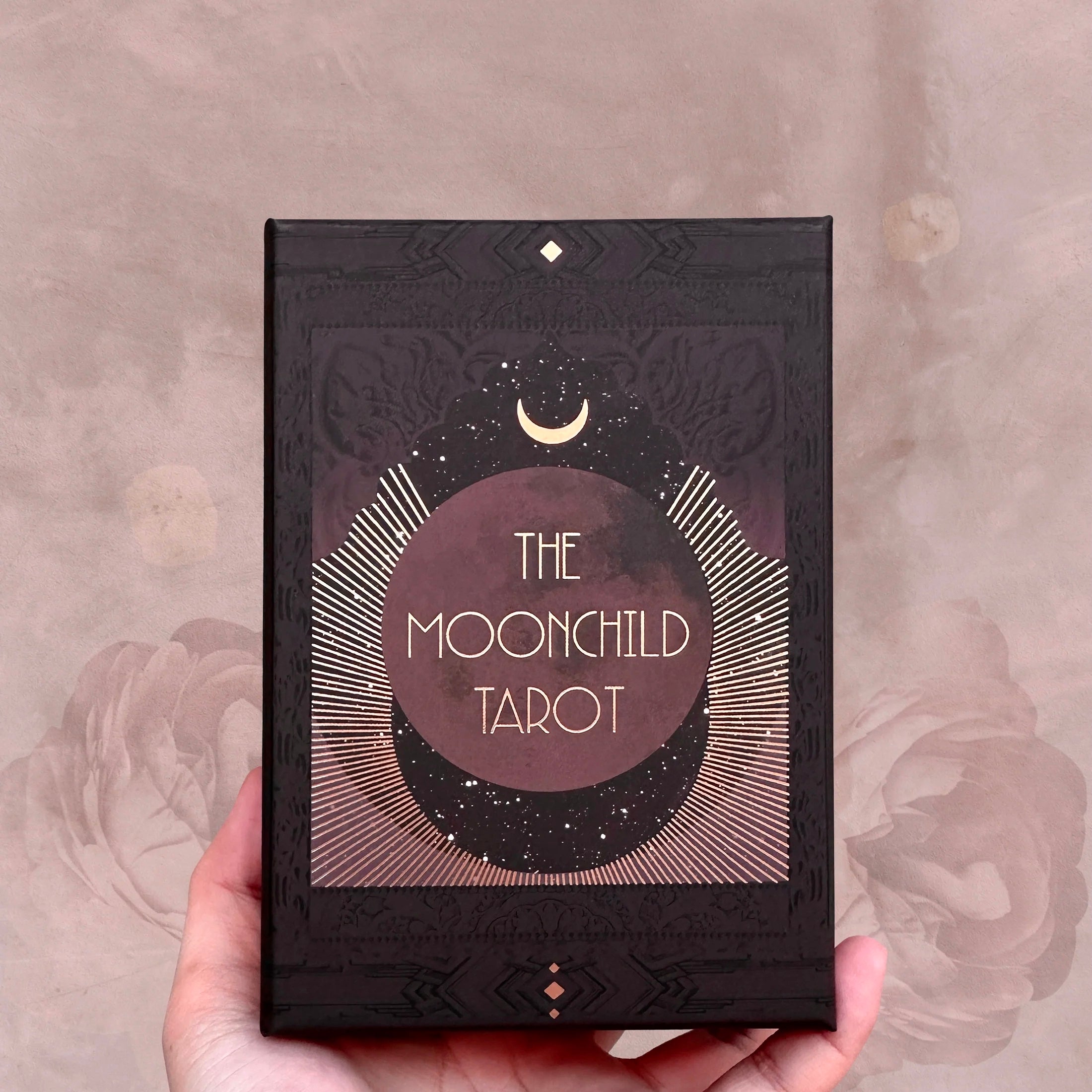 Månesøster Krystaller ☾ The Moonchild Tarot Shadow Work Edition ☾ ☾ Kærligt illustreret af kunstneren Danielle Noel ☾ Meget Luksuriøse kort med en glitrende ryg https://maanesoester.dk www.månesøster.dk
