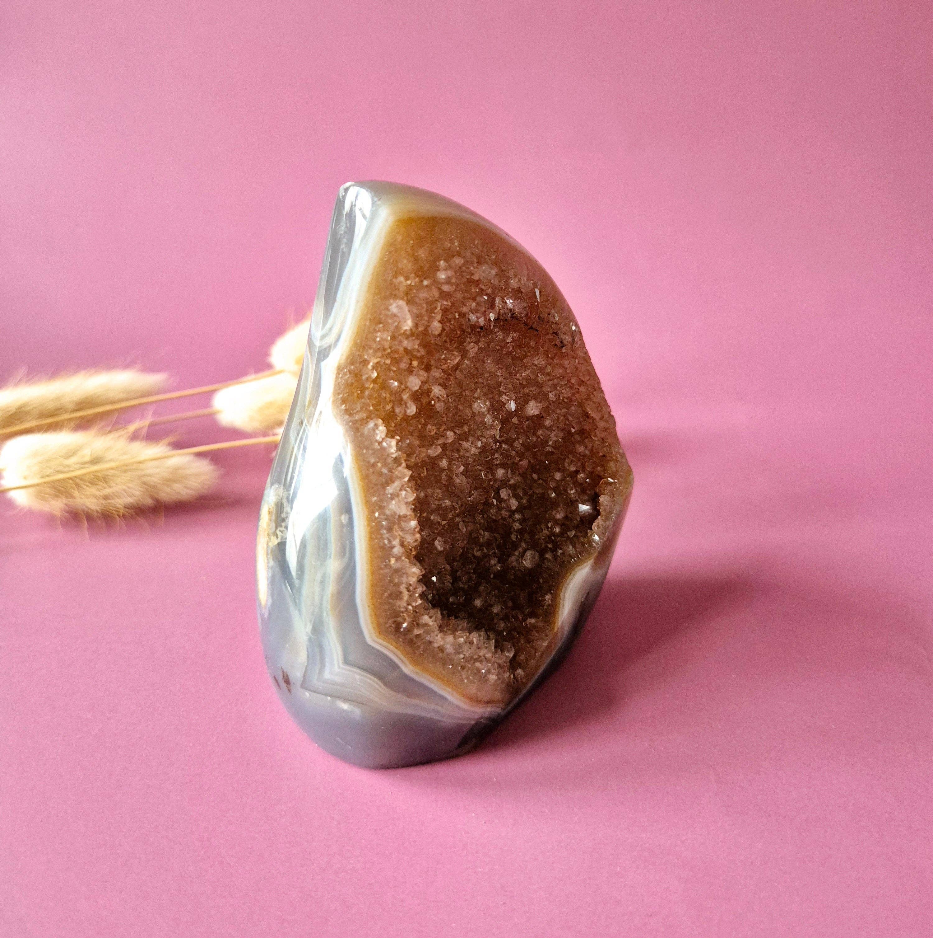 Druzy Grå Agat Tåre/Flamme – Stående Krystal (260 g, #4)
Druzy grå agat formet som en stående tåre eller flamme med en vægt på 260 gram.