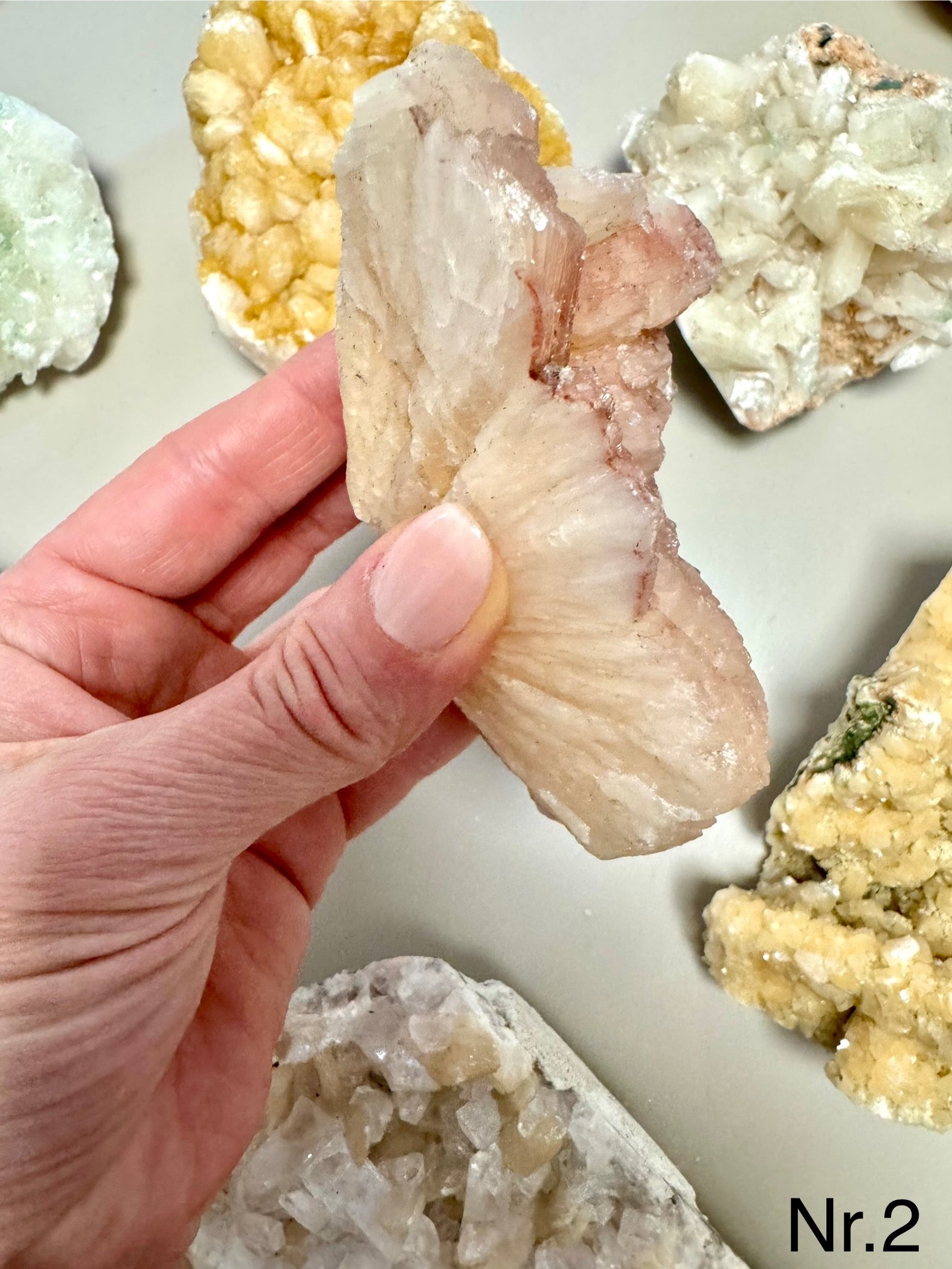 Zeolit apophyllit med stilbit Klynge 𓂀 Hvis du arbejder med Healing, er denne sten et fantastisk redskab. beskytter mod energidrænene påvirkning, udvikler dine intuitive evner og hjælper dig til at træde ud af dit ego og lade energi flyde let