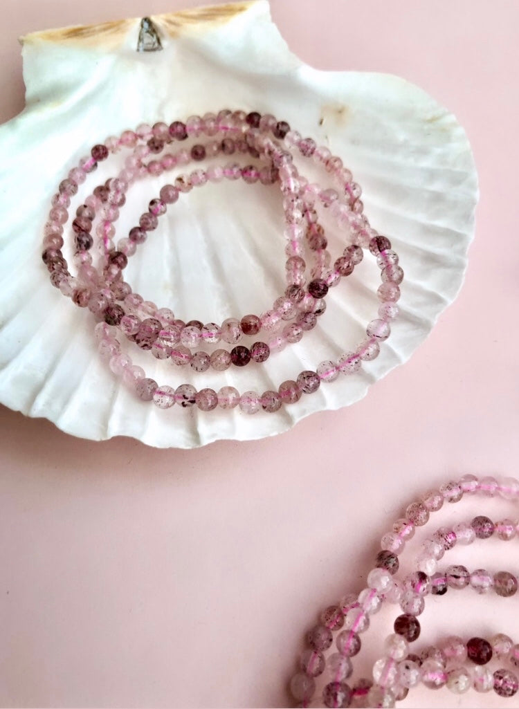Månesøster Krystaller Jordbær Kvarts Armbånd Feminin power, positivitet, moderskab, kraftfuld kærligheds vibration & lidenskab (4mm)