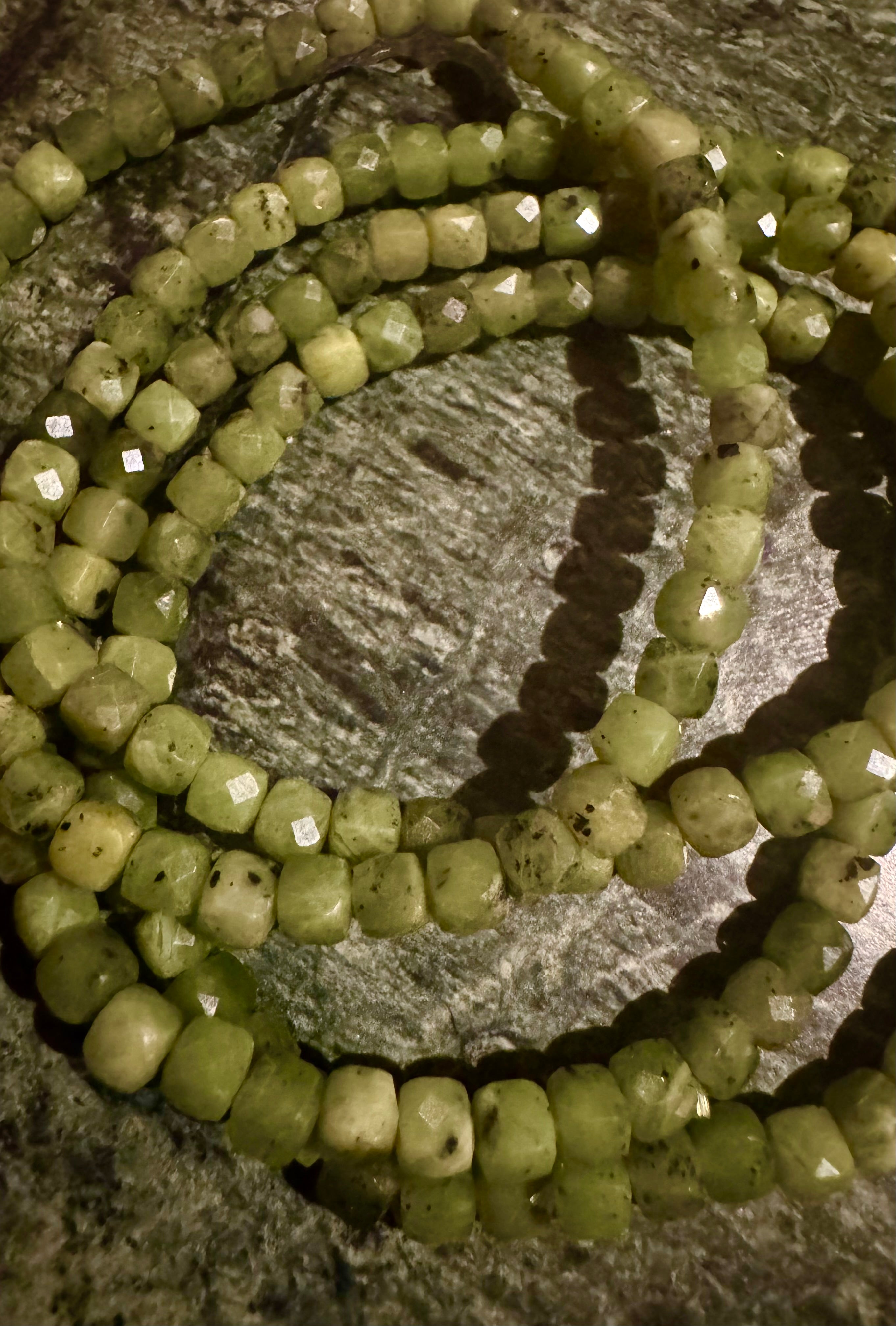 Jade Nephrite Armbånd A+terning 4x4 mm.