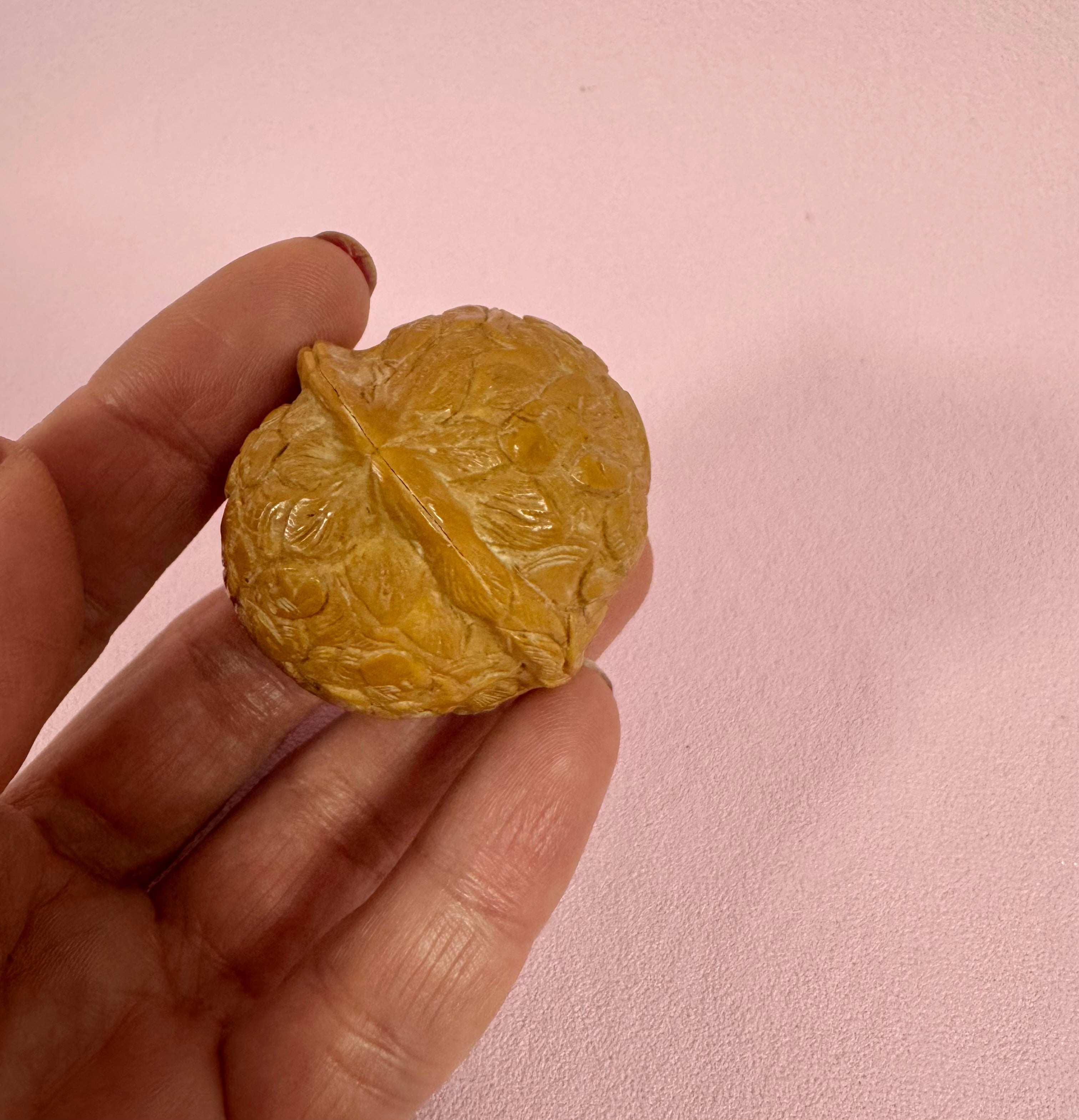 Kinesisk håndskåret valnød – figurrelief ( wenwan ) – ca. 4 cm
