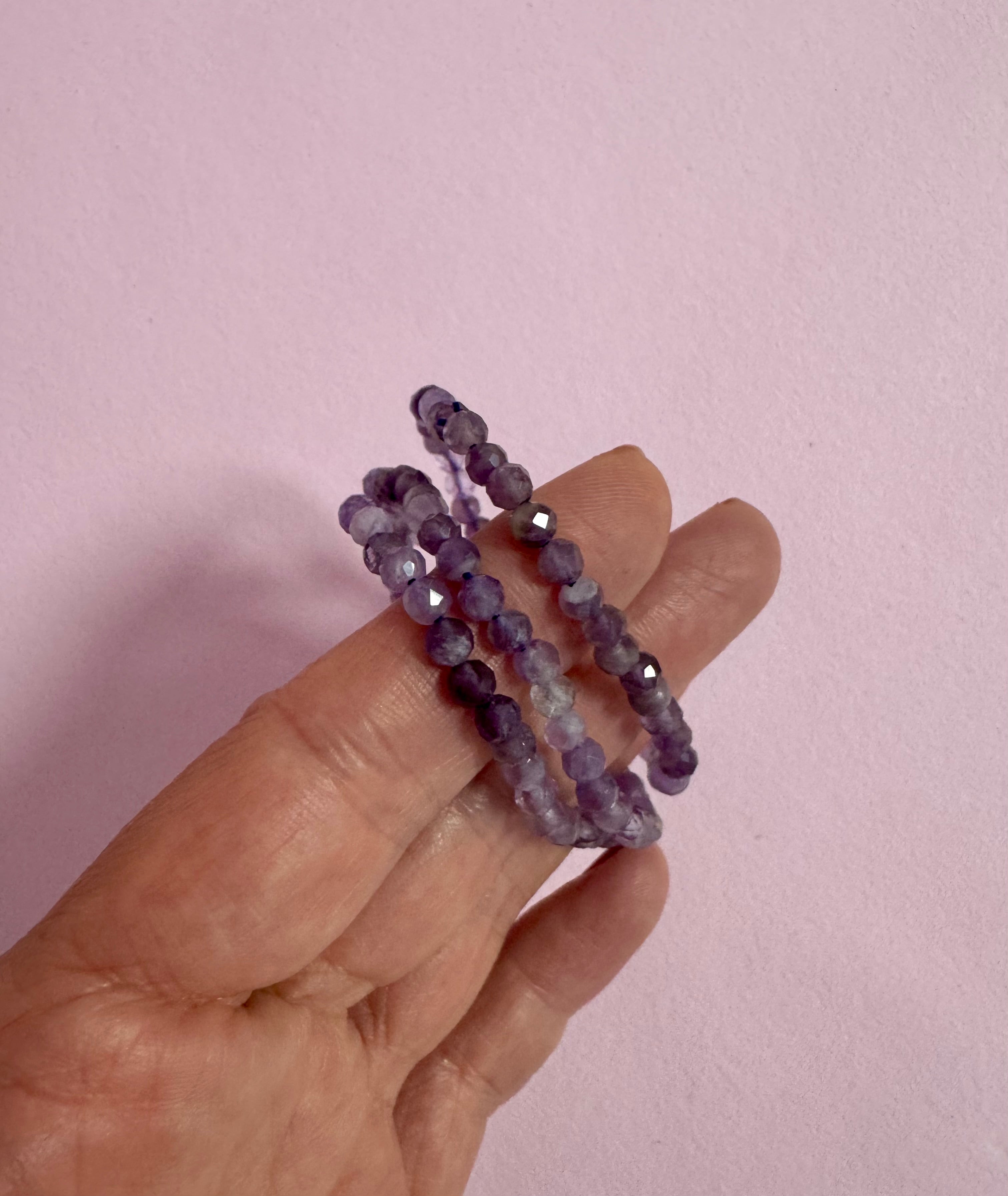 Facetteret Ametyst Armbånd ☾ RO, HEALING & SELVKÆRLIGHED ☾ 4 mm. Facet Perler / MAANESOESTER.DK / MÅNESØSTER.DK