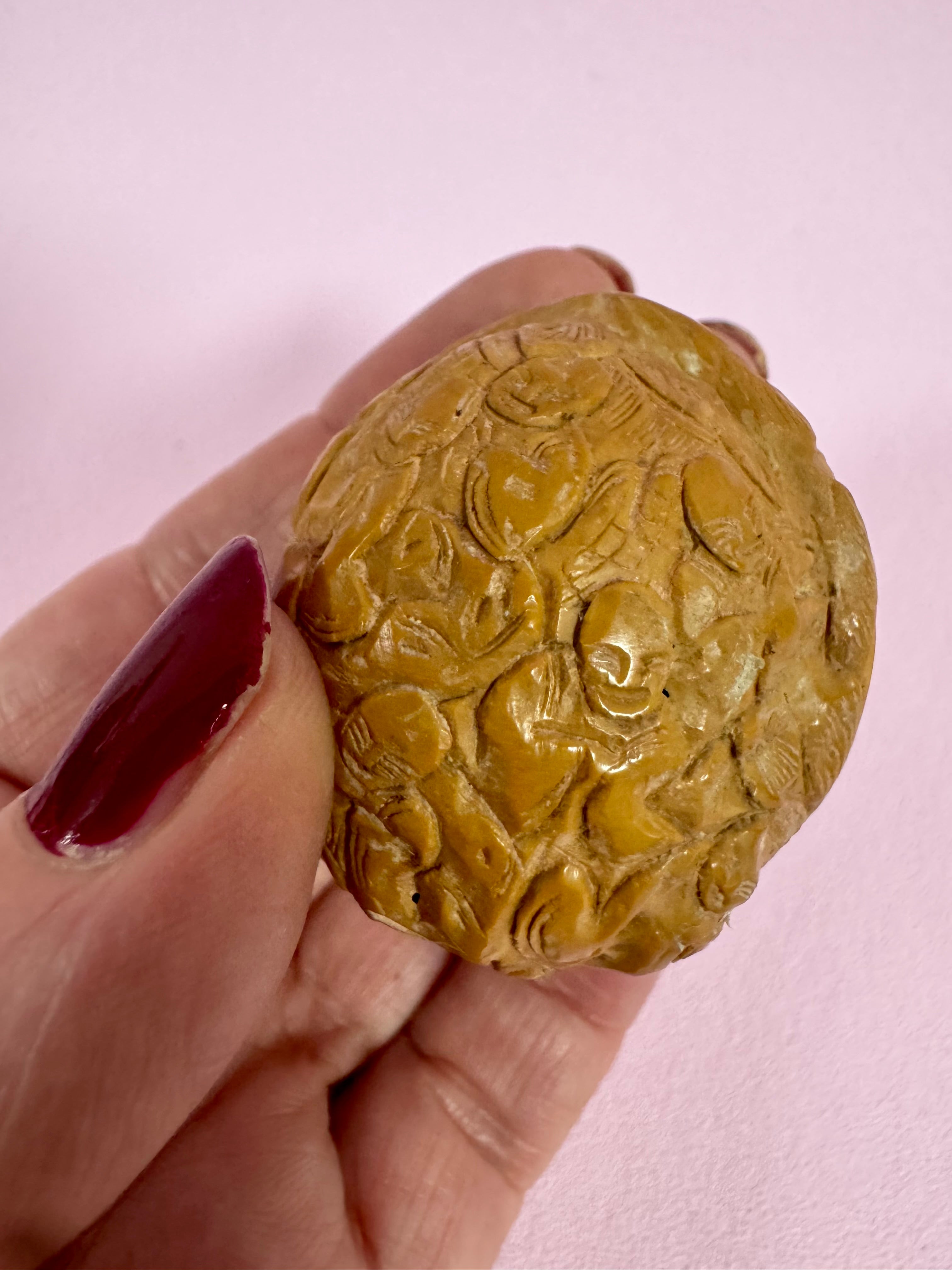 Kinesisk håndskåret valnød – figurrelief ( wenwan ) – ca. 4 cm