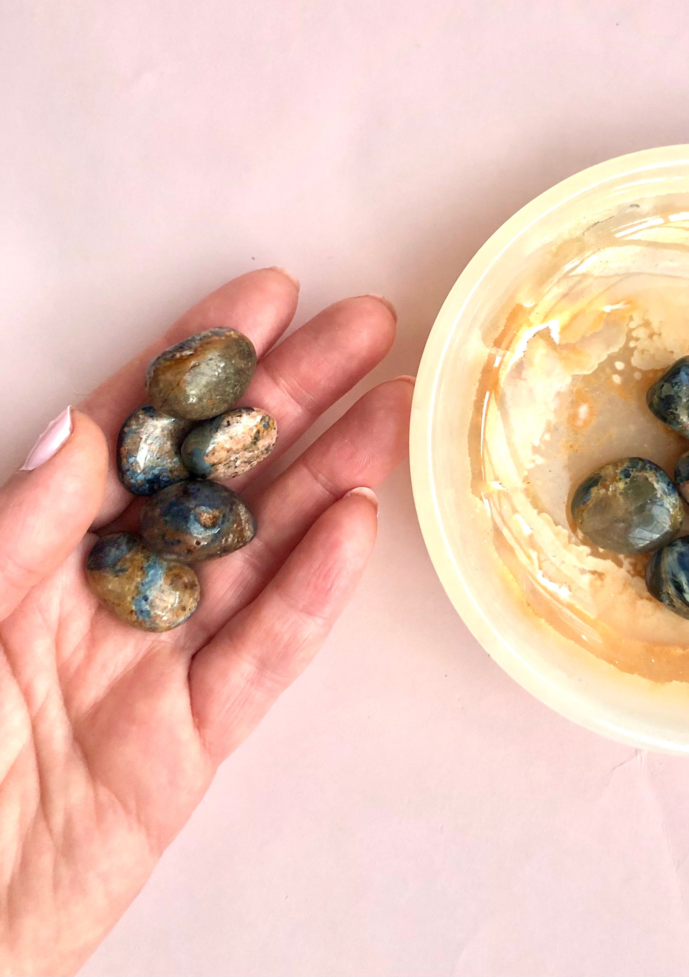 Pietersite Lommesten 𓂀 bringer indestængte, undertrykte følelser og spændinger op til overfladen, lader det usagte & uudforskede bryde ud i en følelsesmæssig udstrømning, der renser luften & starter helingsprocessen.