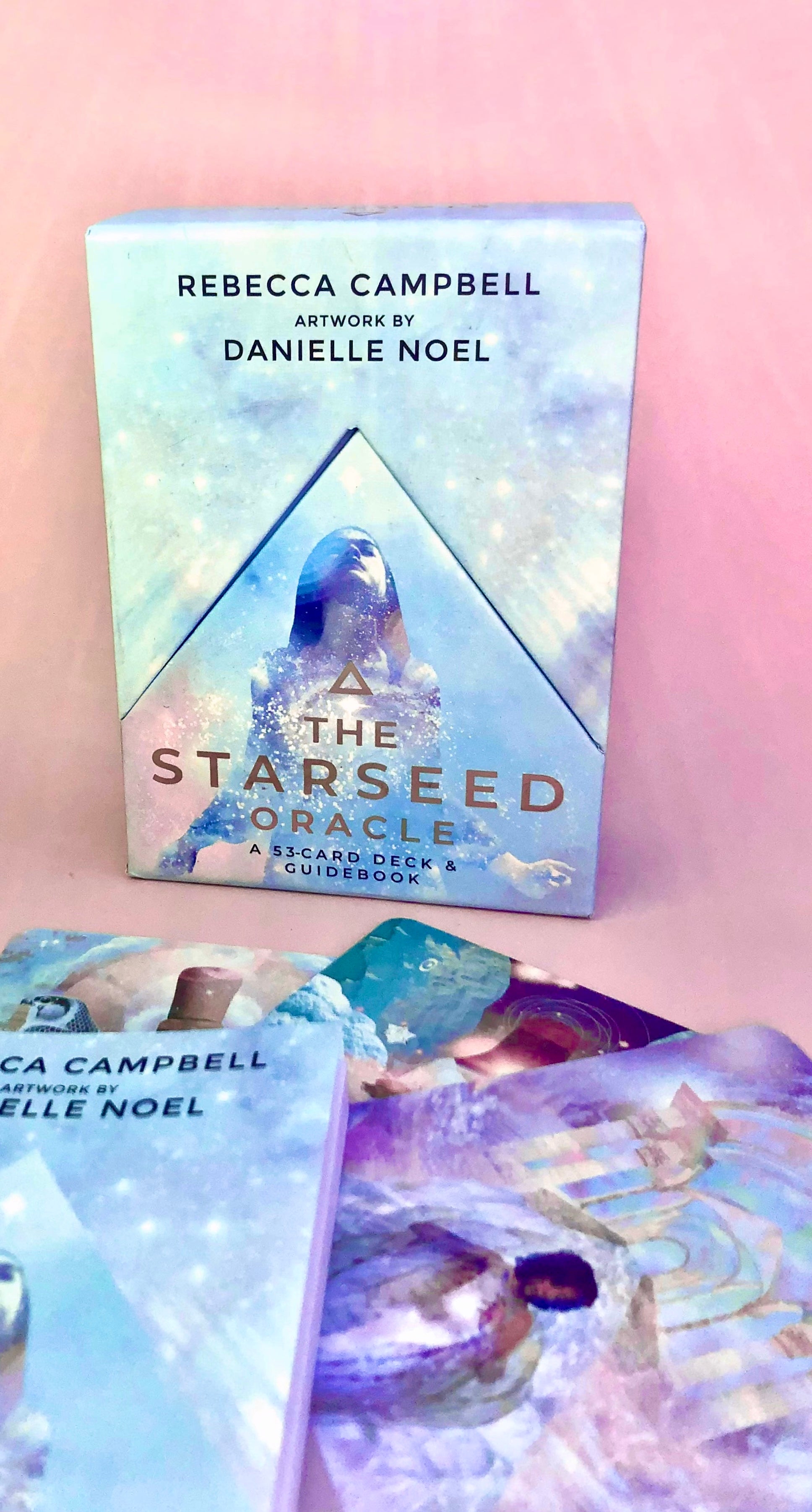 Månesøster Krystaller - Starseed Orakelkort
- Skabt af Rebecca Campbell -  Illustreret af Danielle Noel / MÅNESØSTER.DK / MAANESOESTER.DK