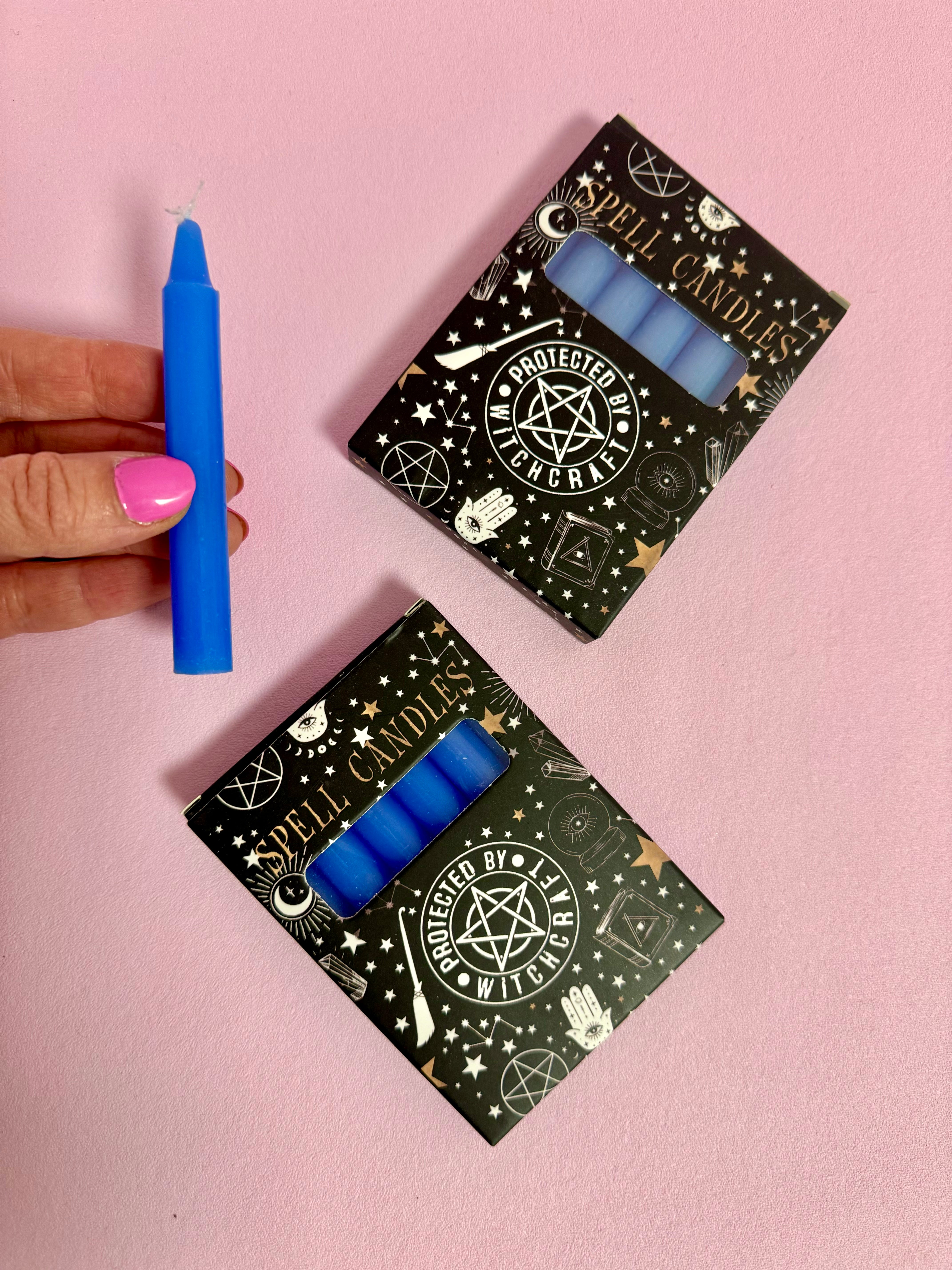 Protected by Witchcraft ☾ SPELL CANDLES ☾ 10x7,5x1 cm. pakke med 6 Blå lys ☾ For Kommunikation