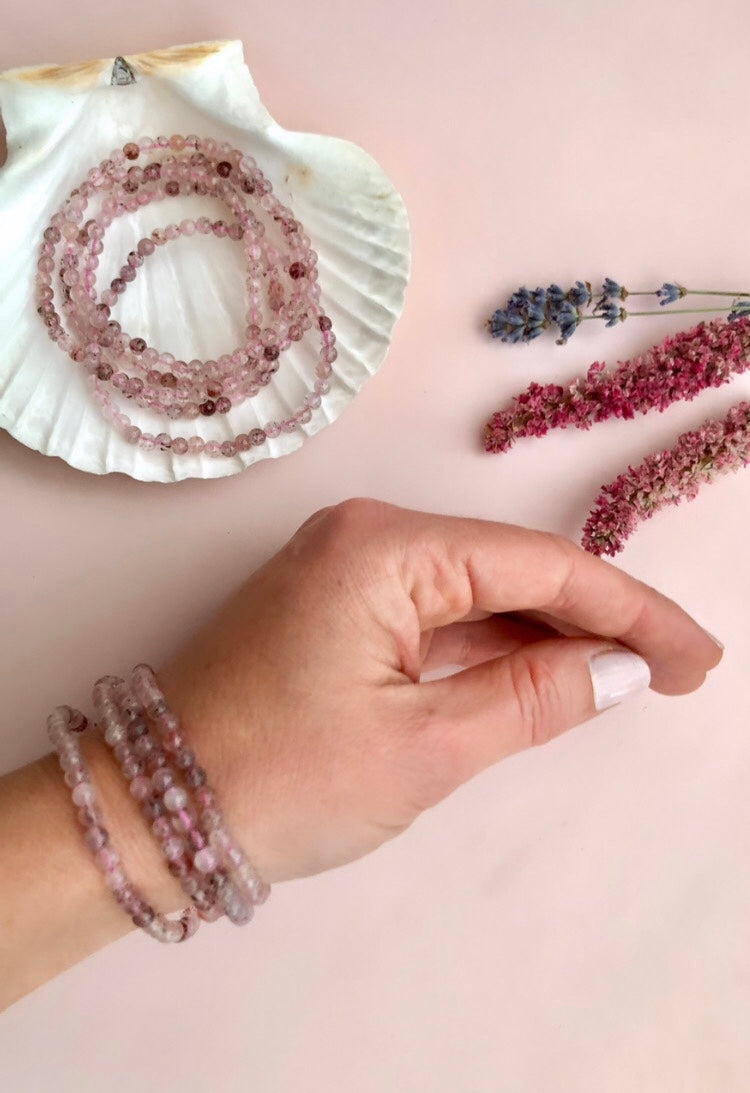 Månesøster Krystaller Jordbær Kvarts Armbånd Feminin power, positivitet, moderskab, kraftfuld kærligheds vibration & lidenskab (4mm)