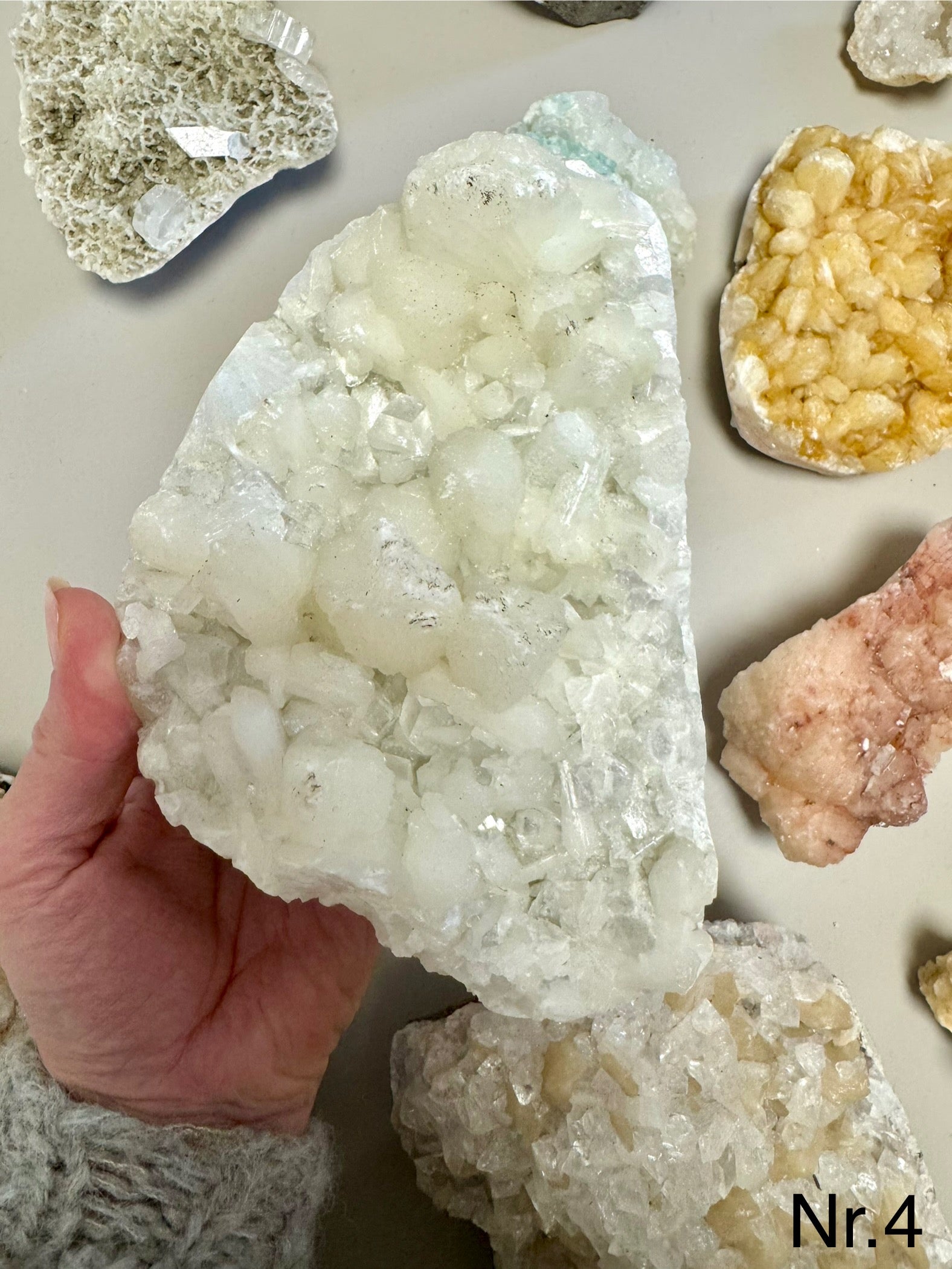 Zeolit apophyllit med stilbit Klynge 𓂀 Hvis du arbejder med Healing, er denne sten et fantastisk redskab. beskytter mod energidrænene påvirkning, udvikler dine intuitive evner og hjælper dig til at træde ud af dit ego og lade energi flyde let