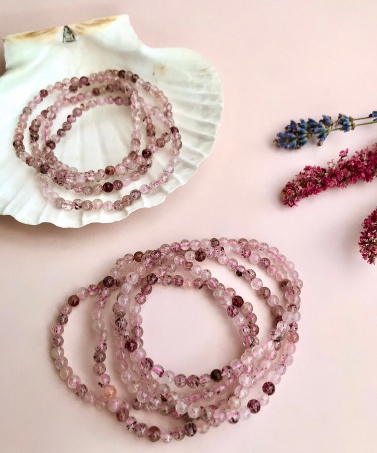 Månesøster Krystaller Jordbær Kvarts Armbånd Feminin power, positivitet, moderskab, kraftfuld kærligheds vibration & lidenskab (4mm)