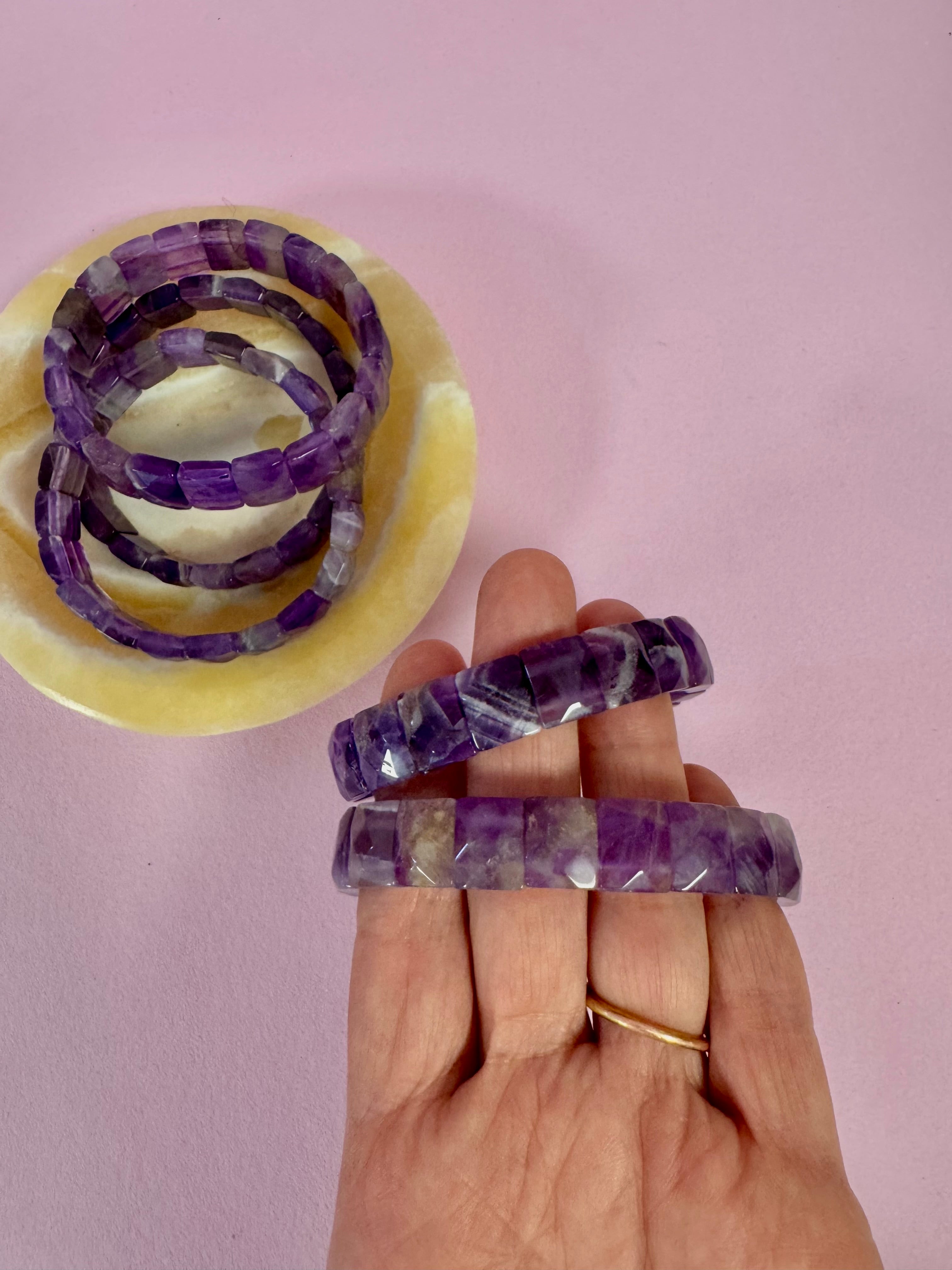 Ametyst armbånd med bredde, facetterede sten ☾ RO, HEALING & SELVKÆRLIGHED