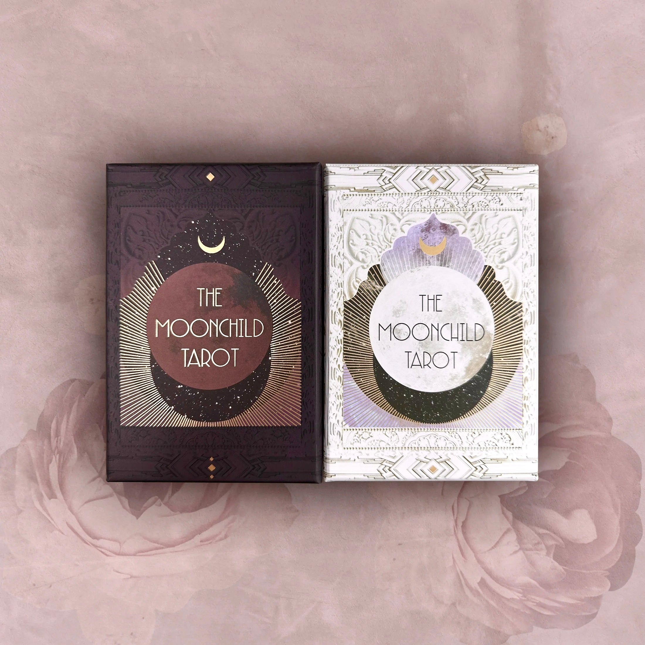 Månesøster Krystaller ☾ The Moonchild Tarot Shadow Work Edition ☾ ☾ Kærligt illustreret af kunstneren Danielle Noel ☾ Meget Luksuriøse kort med en glitrende ryg https://maanesoester.dk www.månesøster.dk